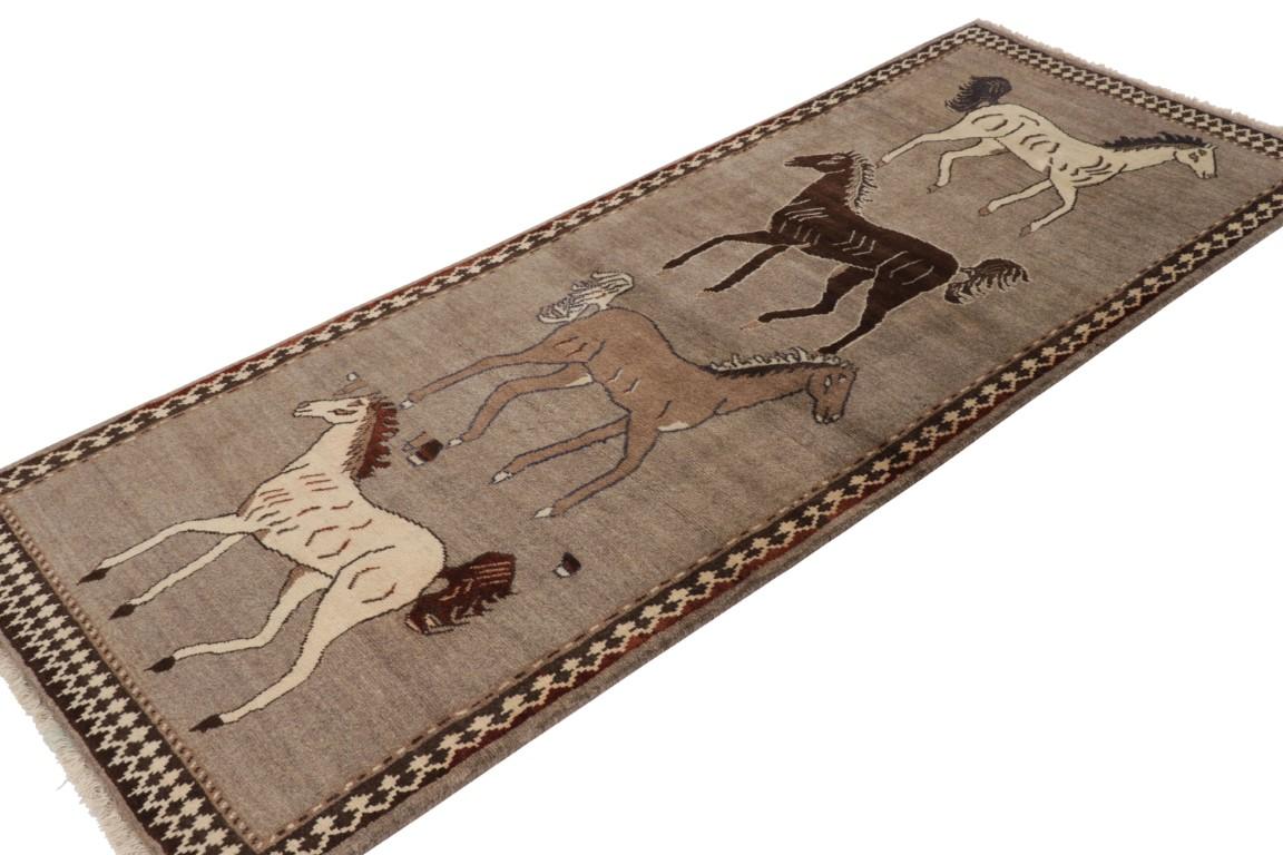 Alfombra Persa Gabbeh Vintage, Beige y Marrón - Rug & Kilim en Bueno estado para la venta en Long Island City, NY