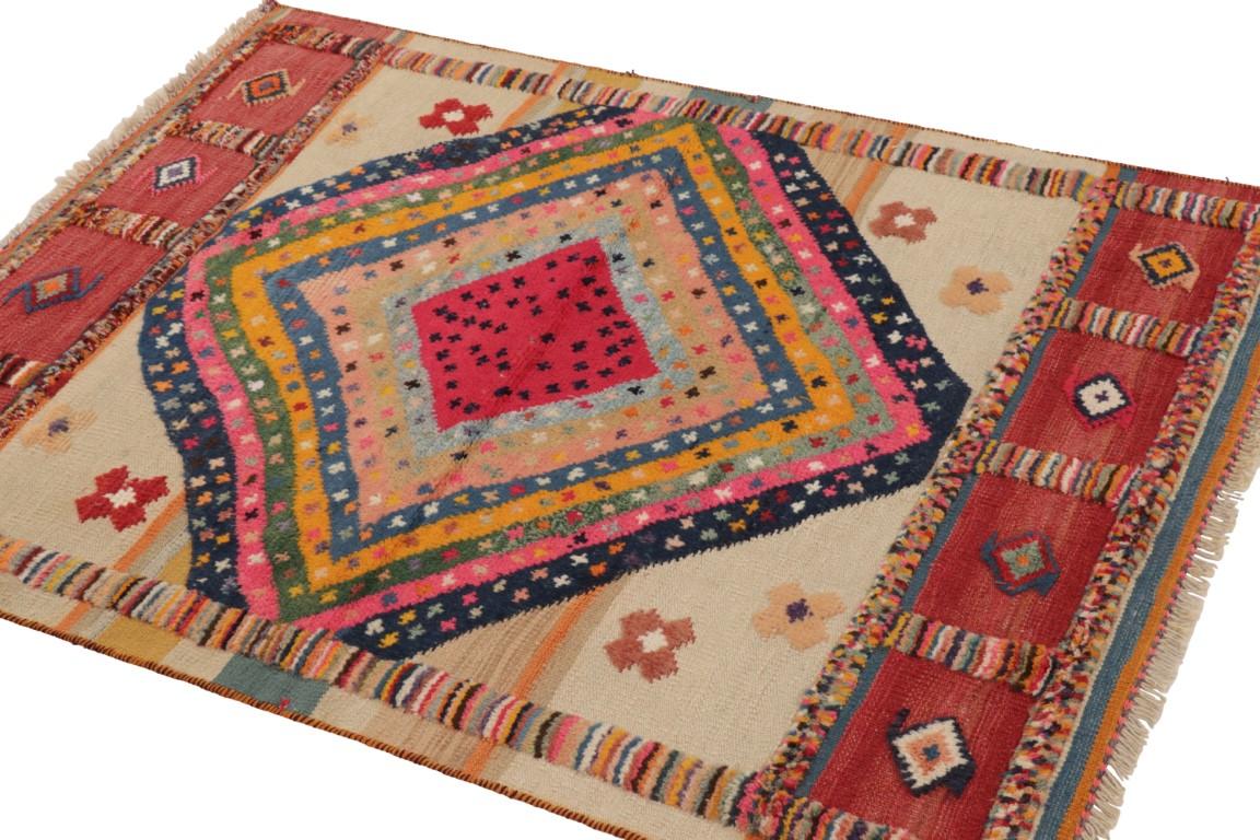 Alfombra Persa Gabbeh Vintage, Beige y Marrón - Rug & Kilim en Bueno estado para la venta en Long Island City, NY