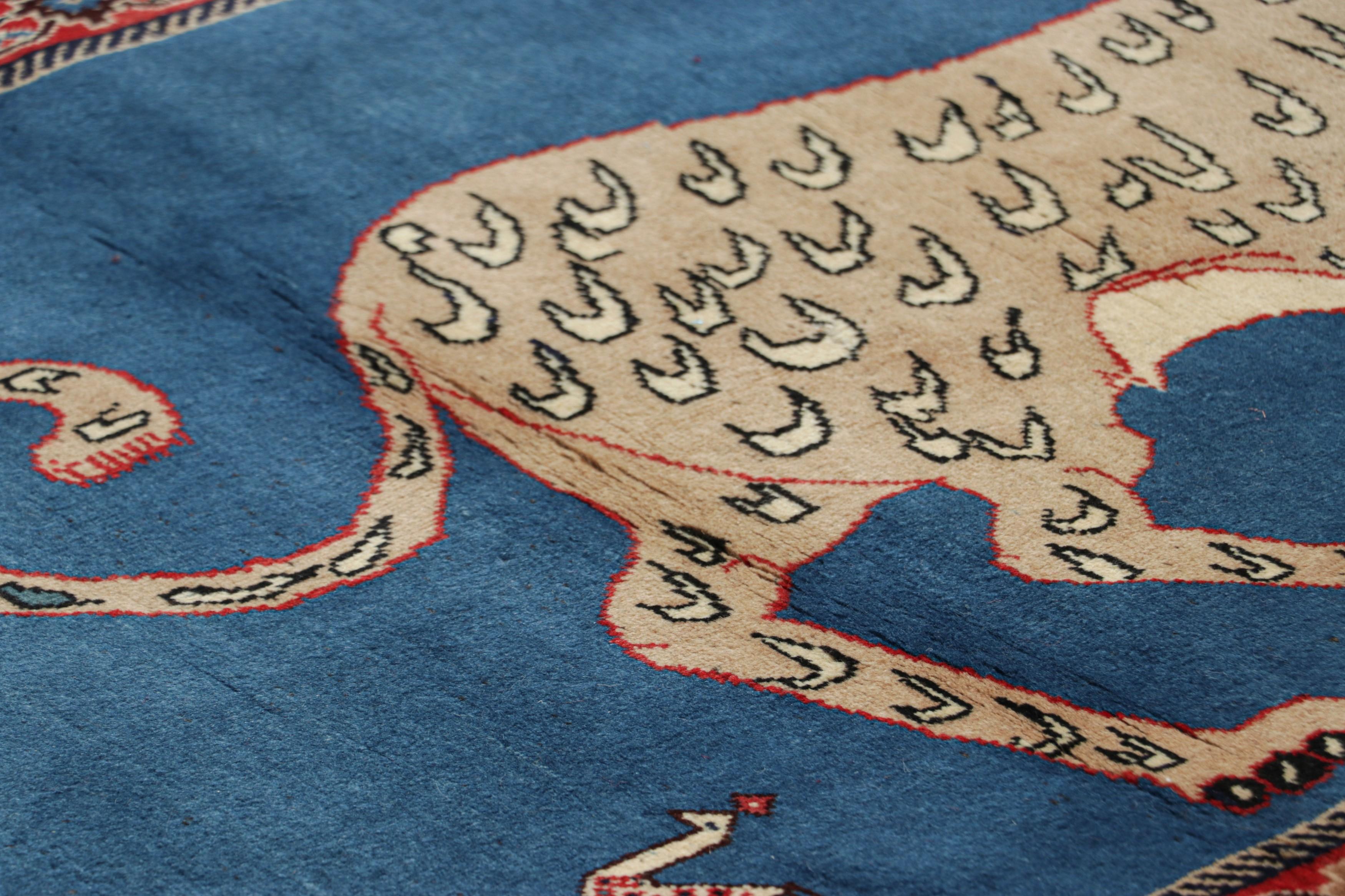 Dieser alte persische Gabbeh-Teppich (3x7) ist der jüngste Zugang zu Rug & Kilims Auswahl an seltenen Stammesstücken. Handgeknüpft aus Wolle, ca. 1950-1960.

Über das Design: 

Dieser Gabbeh-Teppich im Vintage-Stil ist ein eindrucksvolles Beispiel