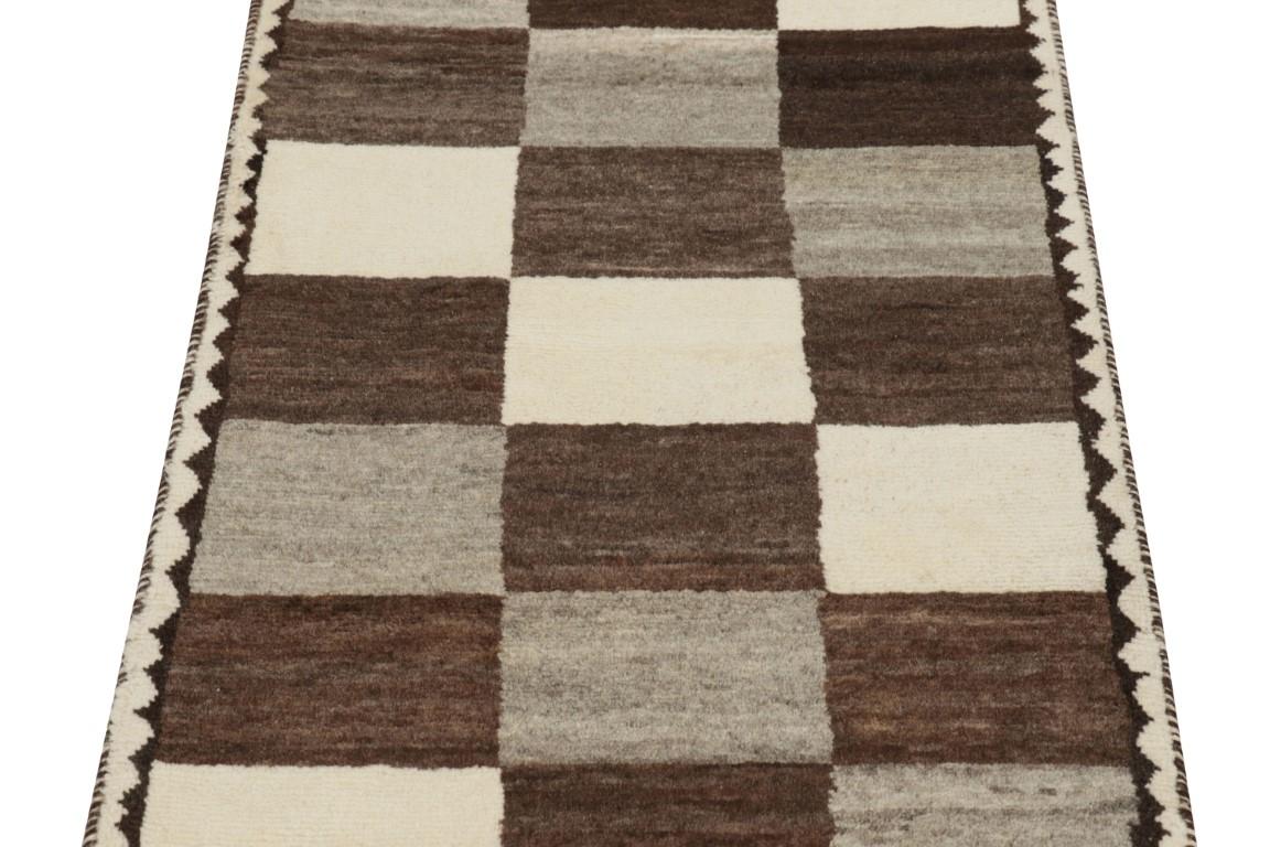 Ce tapis persan vintage 2x5 Gabbeh est le dernier né de la collection de pièces tribales rares de Rug & Kilim. Noué à la main en laine vers 1950-1960.

Sur le Design : 

Ce tapis Gabbeh vintage présente une interprétation fascinante de la répétition