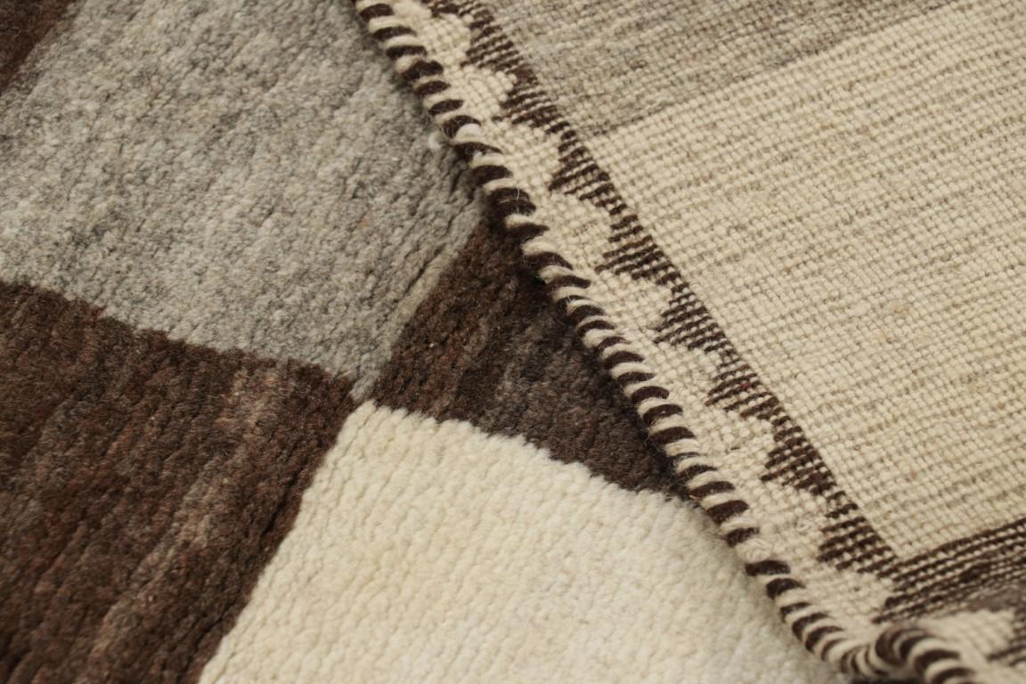 Tapis de course persan vintage Gabbeh, motif géométrique marron et gris - Rug & Kilim Bon état - En vente à Long Island City, NY