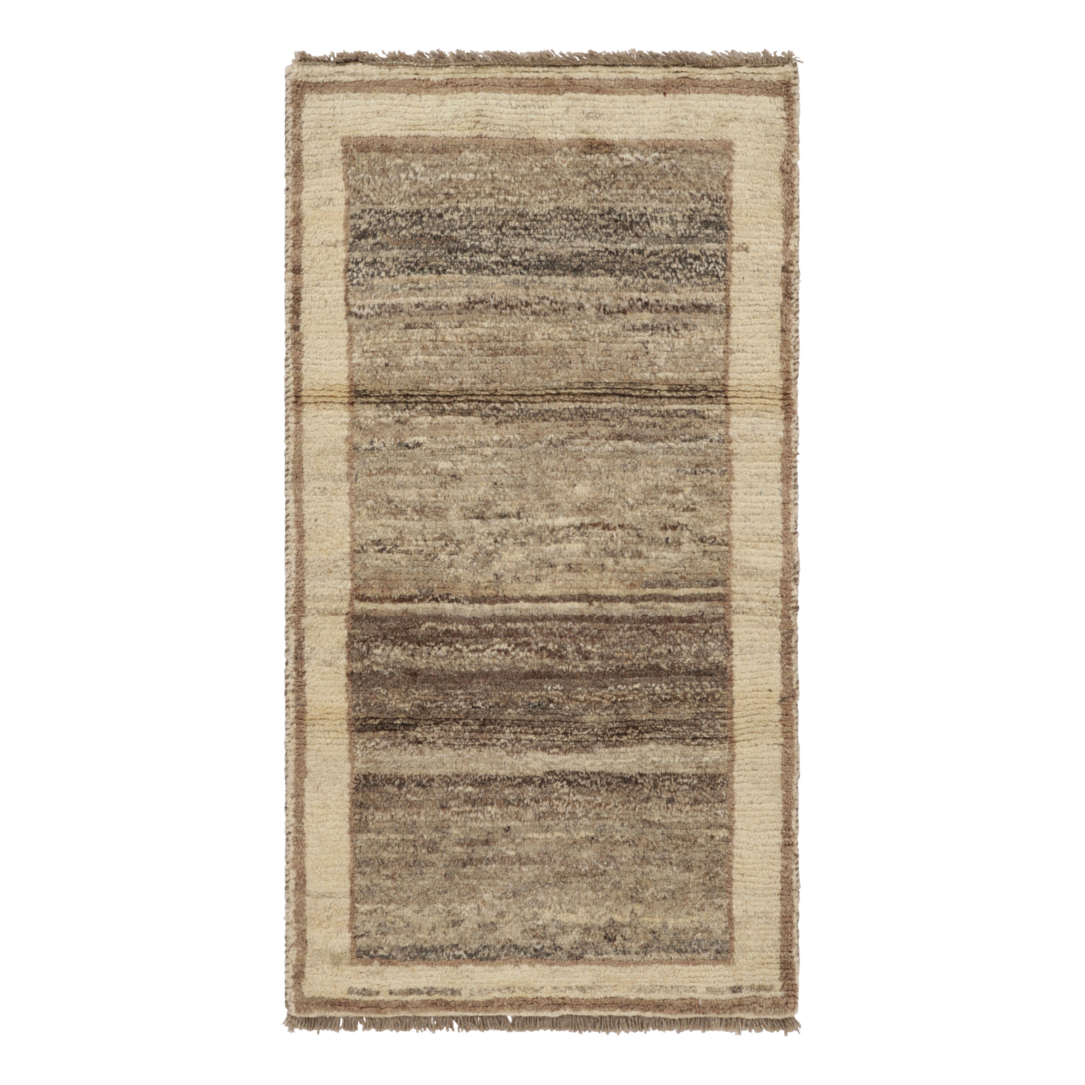 Tapis de course persan vintage Gabbeh dans les tons beige et marron - Rug 
Kilim en vente