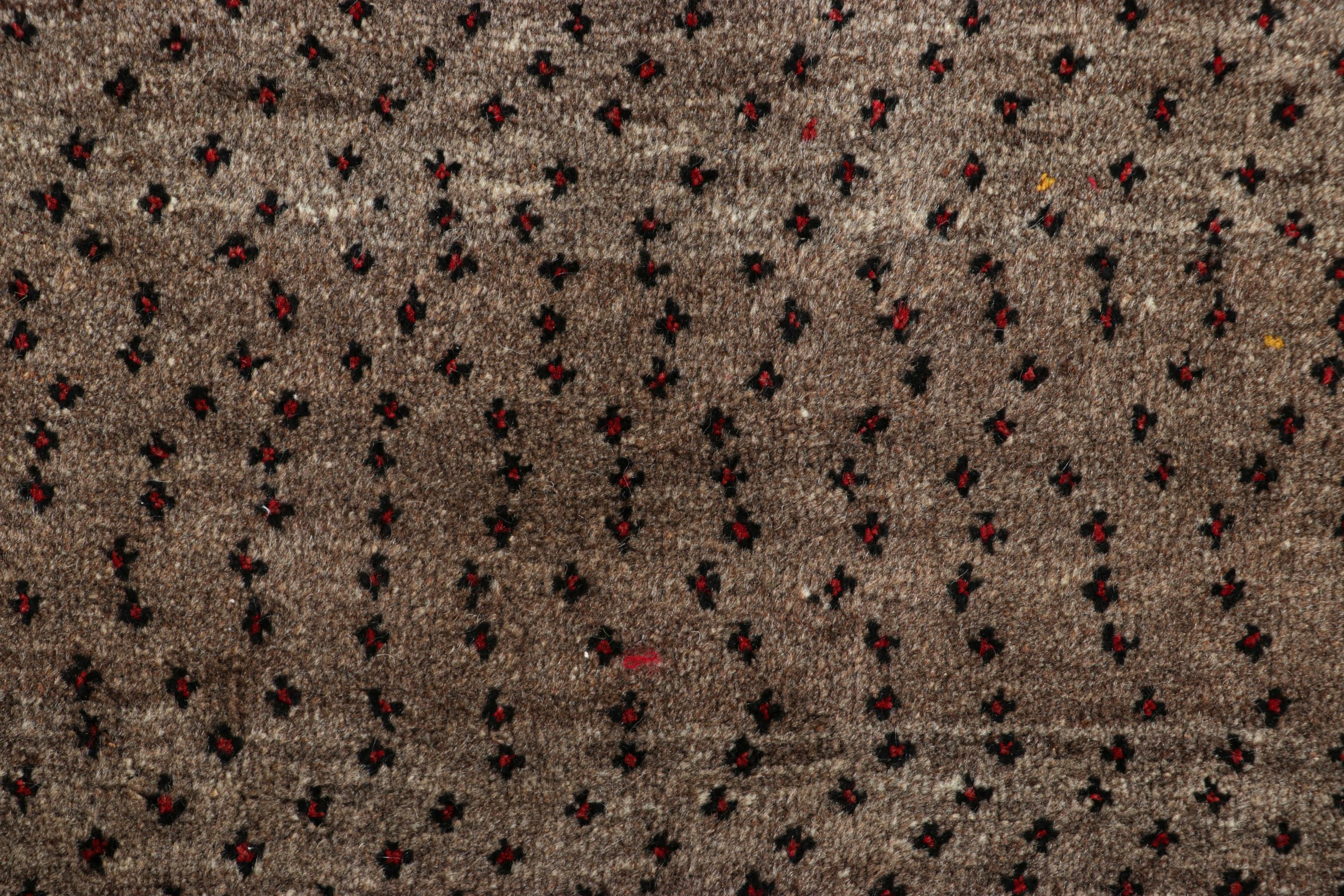 Tribal Tapis de course persan vintage Gabbeh en beige avec motifs de points rouges - Rug & Kilim en vente