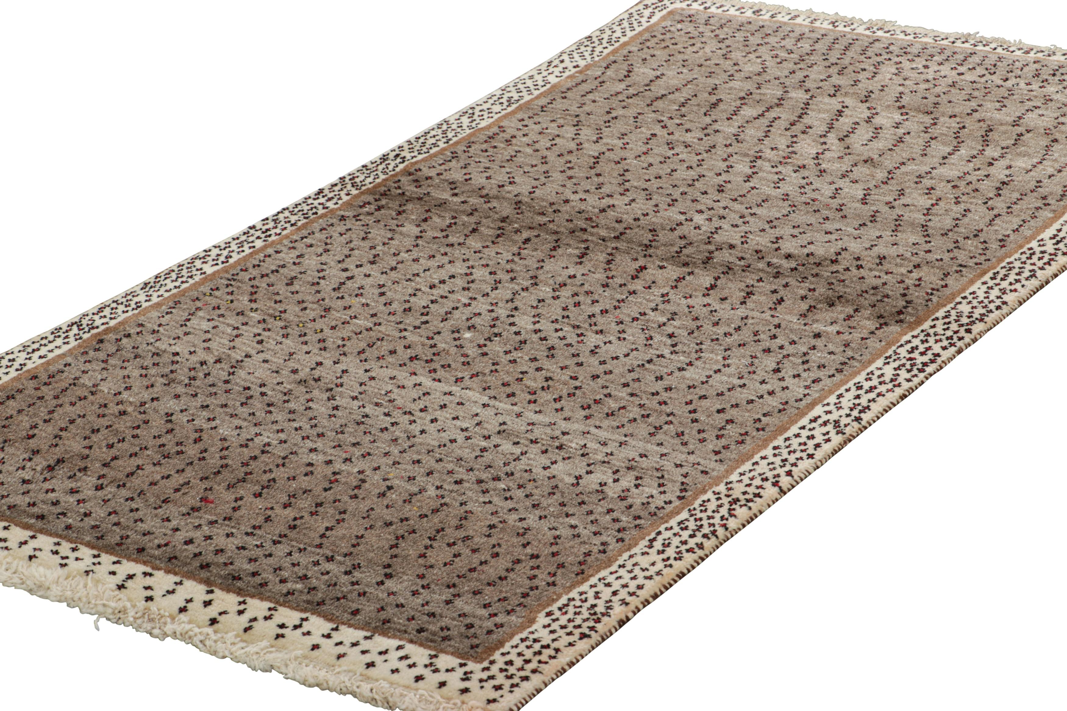 Perse Tapis de course persan vintage Gabbeh en beige avec motifs de points rouges - Rug & Kilim en vente