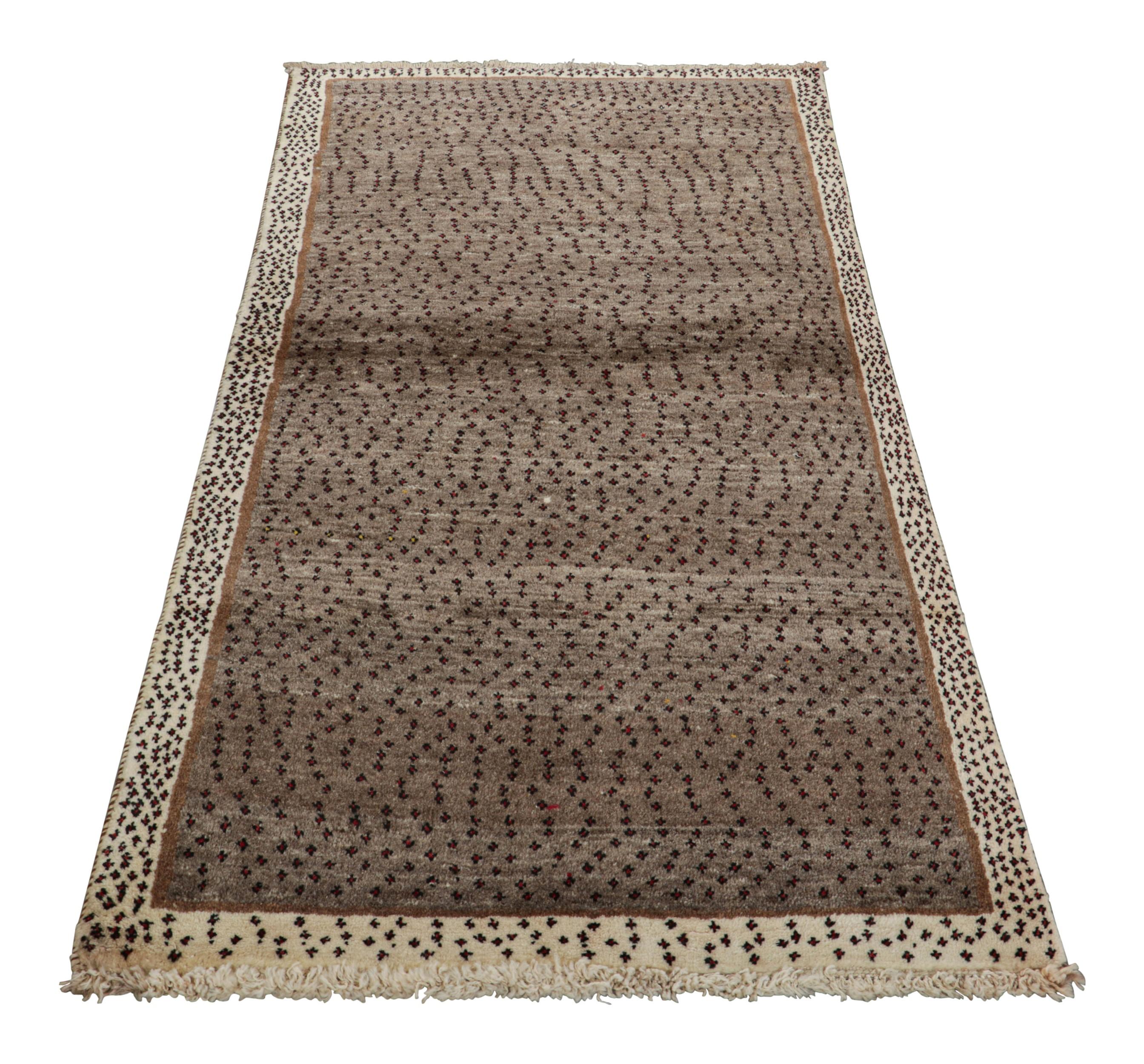 Noué à la main Tapis de course persan vintage Gabbeh en beige avec motifs de points rouges - Rug & Kilim en vente