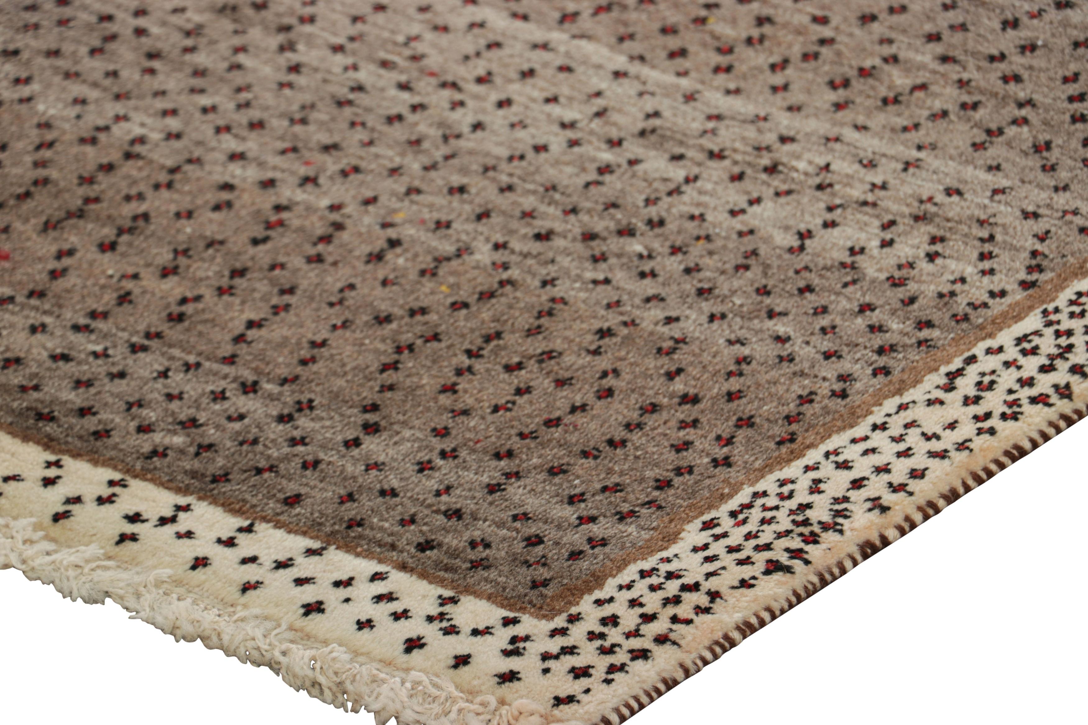 Tapis de course persan vintage Gabbeh en beige avec motifs de points rouges - Rug & Kilim Bon état - En vente à Long Island City, NY