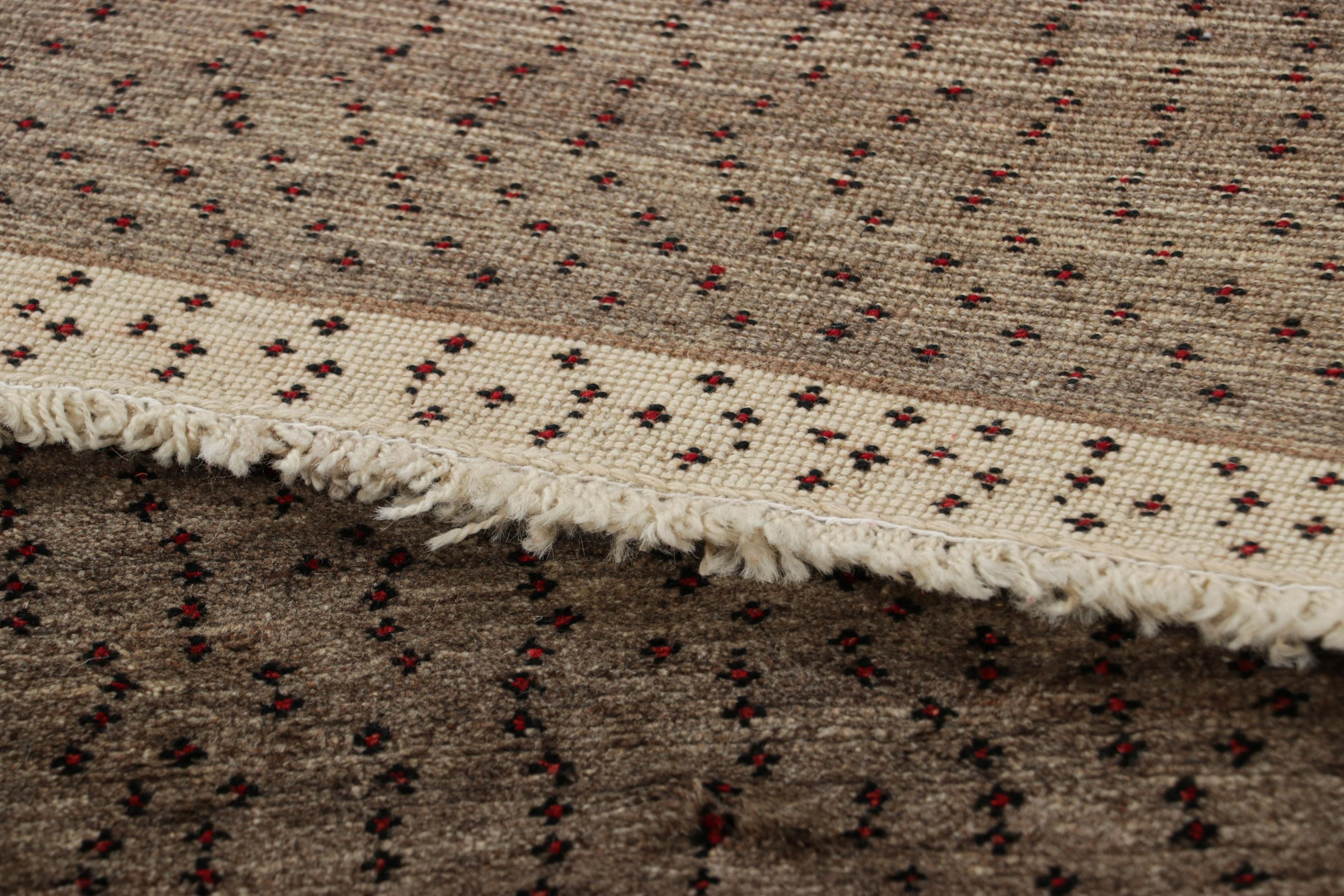 Milieu du XXe siècle Tapis de course persan vintage Gabbeh en beige avec motifs de points rouges - Rug & Kilim en vente