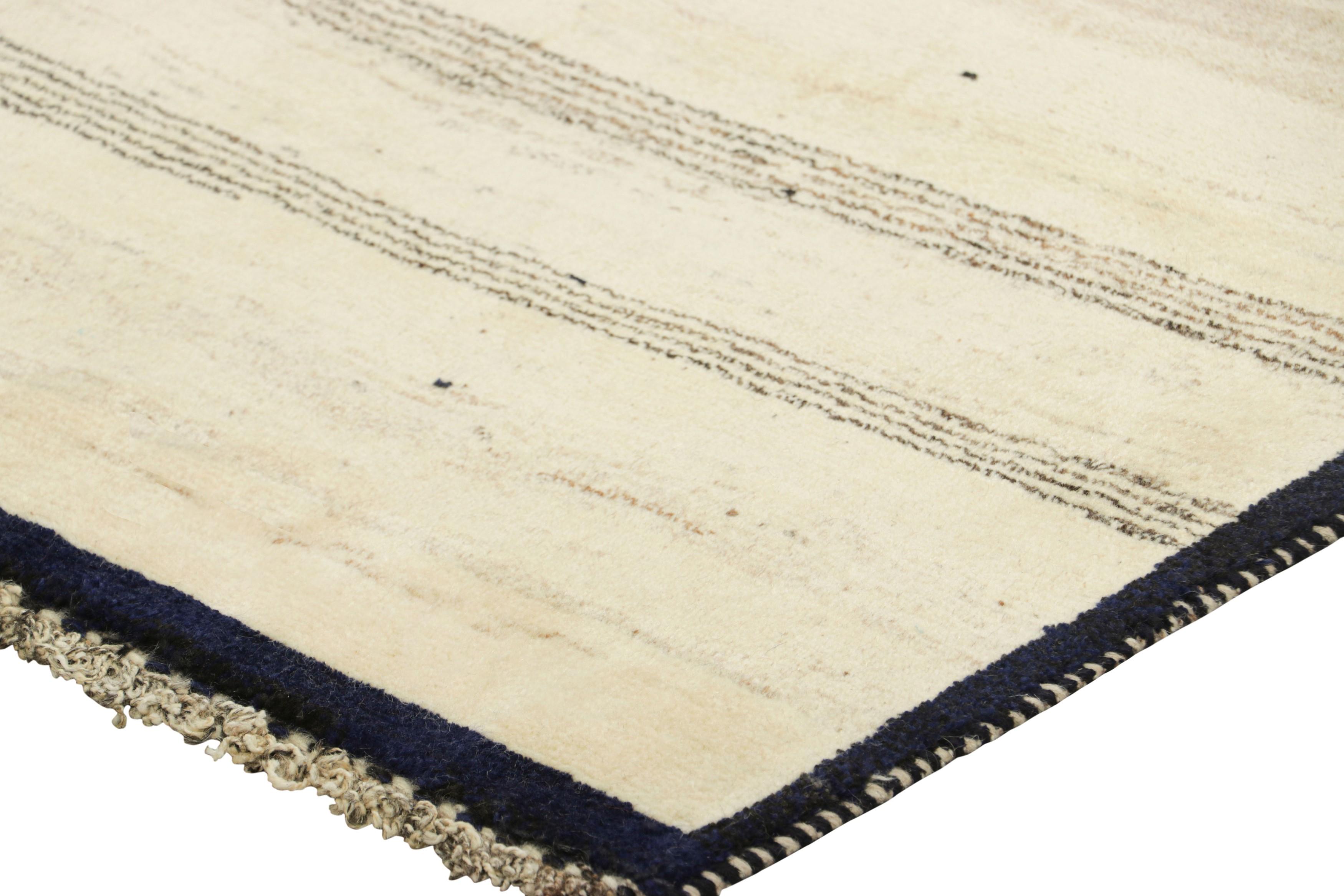 Alfombra persa vintage Gabbeh en tonos negros y crema - Rug & Kilim en Bueno estado para la venta en Long Island City, NY