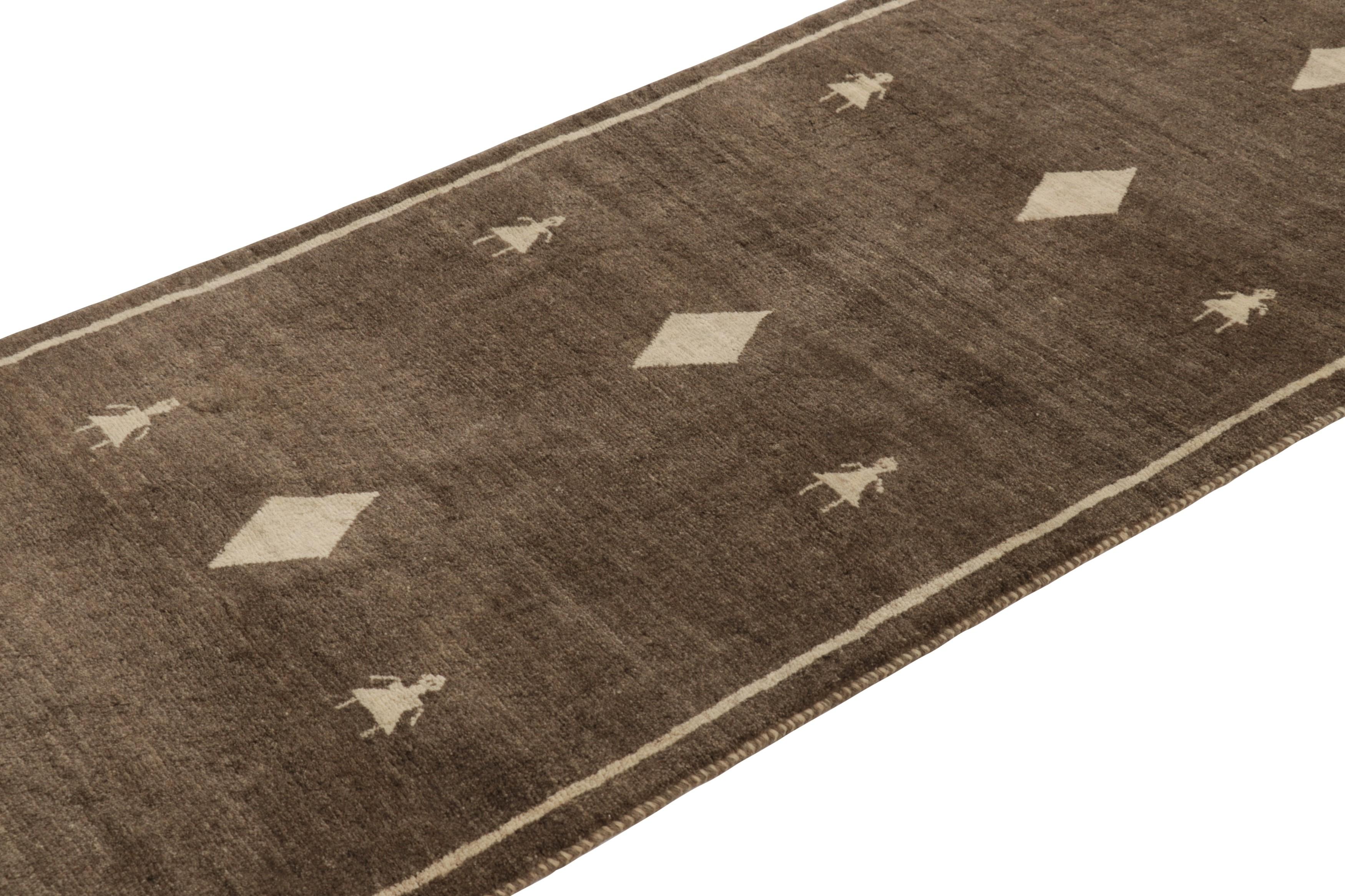Questo tappeto vintage 3x9 persiano Gabbeh è l'ultima grande novità della collezione di pezzi tribali iconici di Rug & Kilim. Annodato a mano in lana verso il 1950-1960.

Sul design: 

Questo tappeto Gabbeh vintage è un esempio convincente di