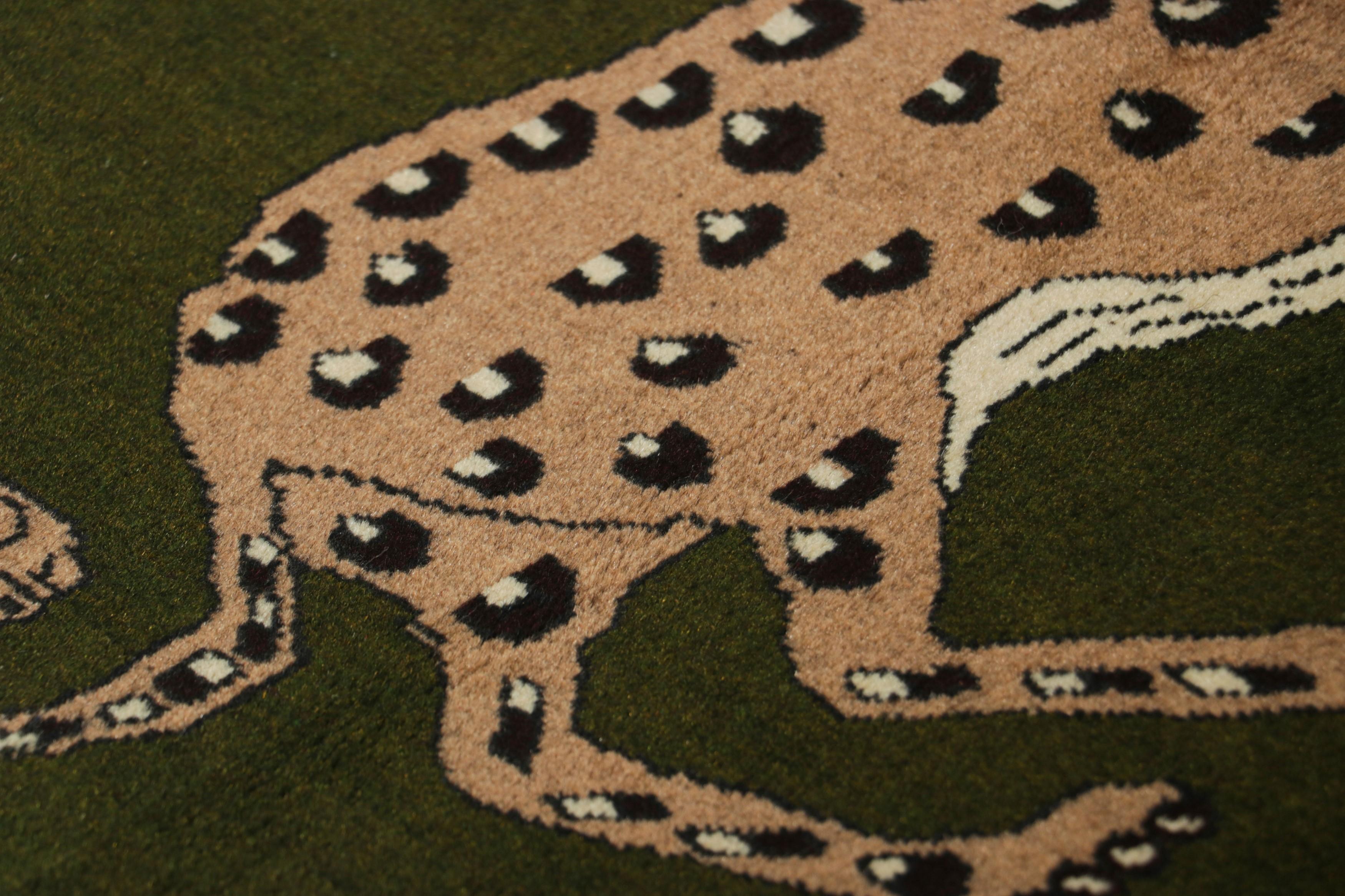 Questo tappeto vintage 2x5 persiano Gabbeh è l'ultimo nato nella collezione di Rug & Kilim di pezzi tribali rari. Annodato a mano in lana verso il 1950-1960.

Sul design:

Questo affascinante tappeto Gabbeh vintage presenta un'audace composizione