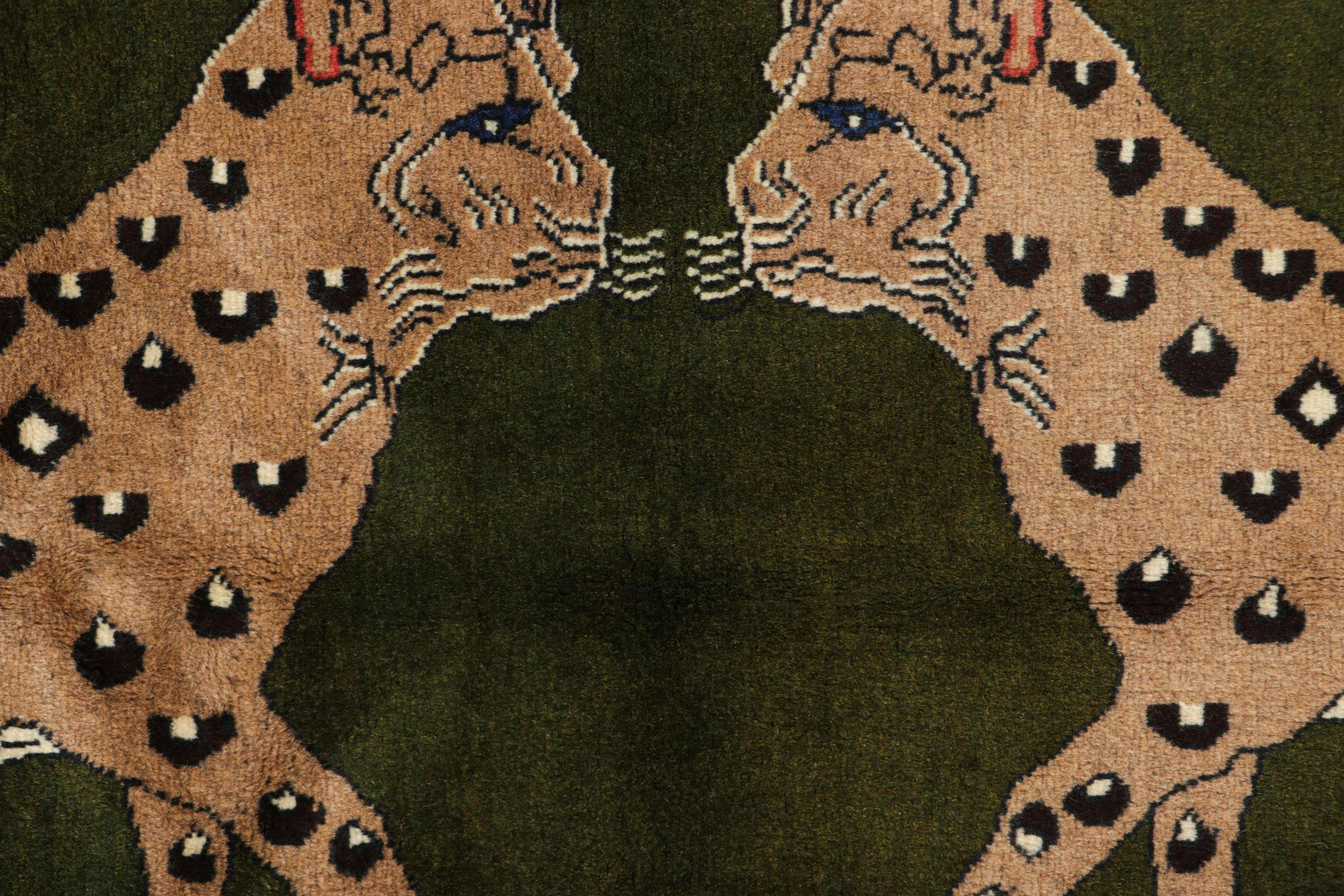 Tribale Tappeto persiano Gabbeh vintage in verde con immagini leopardate - Rug & Kilim in vendita
