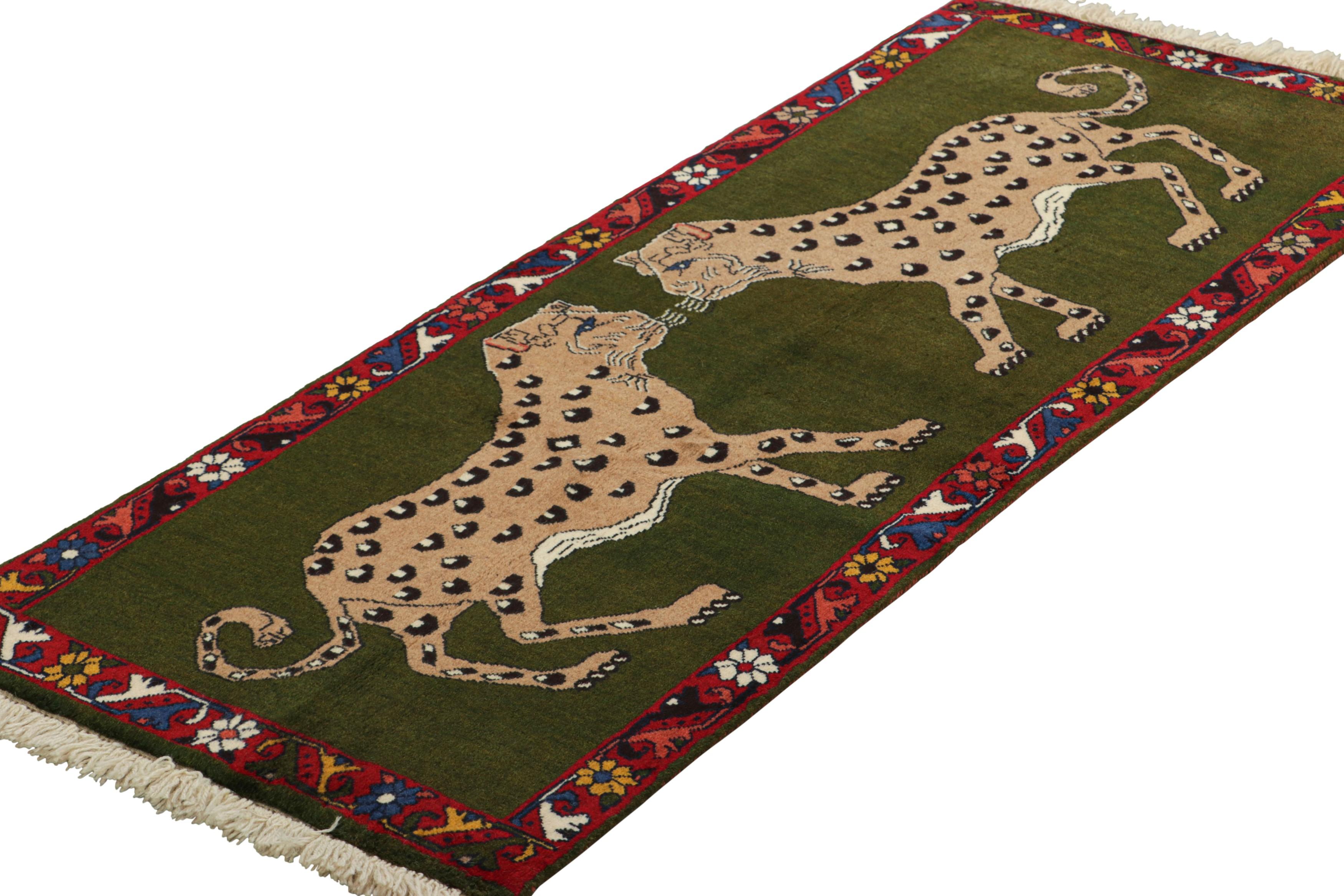 Persiano Tappeto persiano Gabbeh vintage in verde con immagini leopardate - Rug & Kilim in vendita