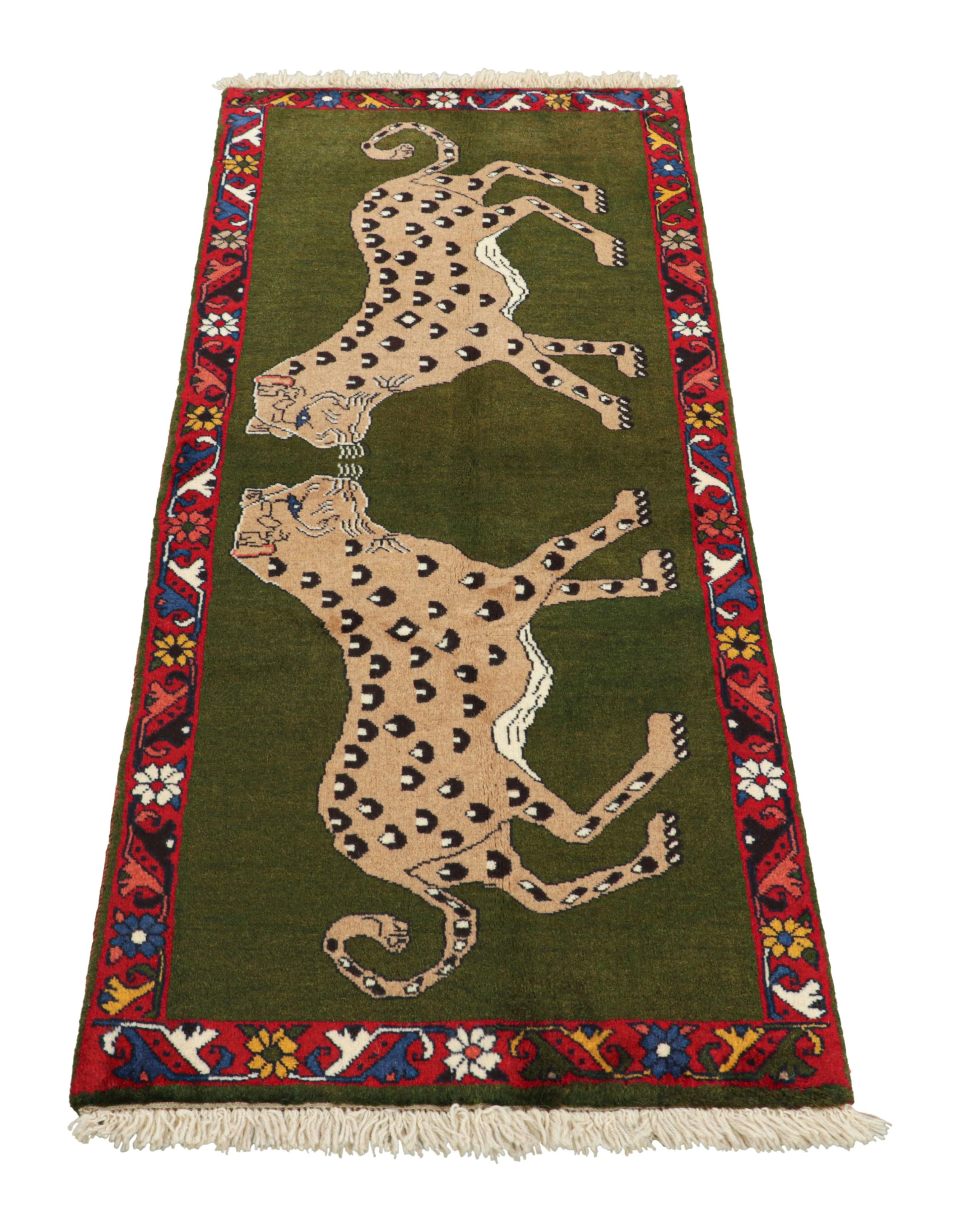 Annodato a mano Tappeto persiano Gabbeh vintage in verde con immagini leopardate - Rug & Kilim in vendita
