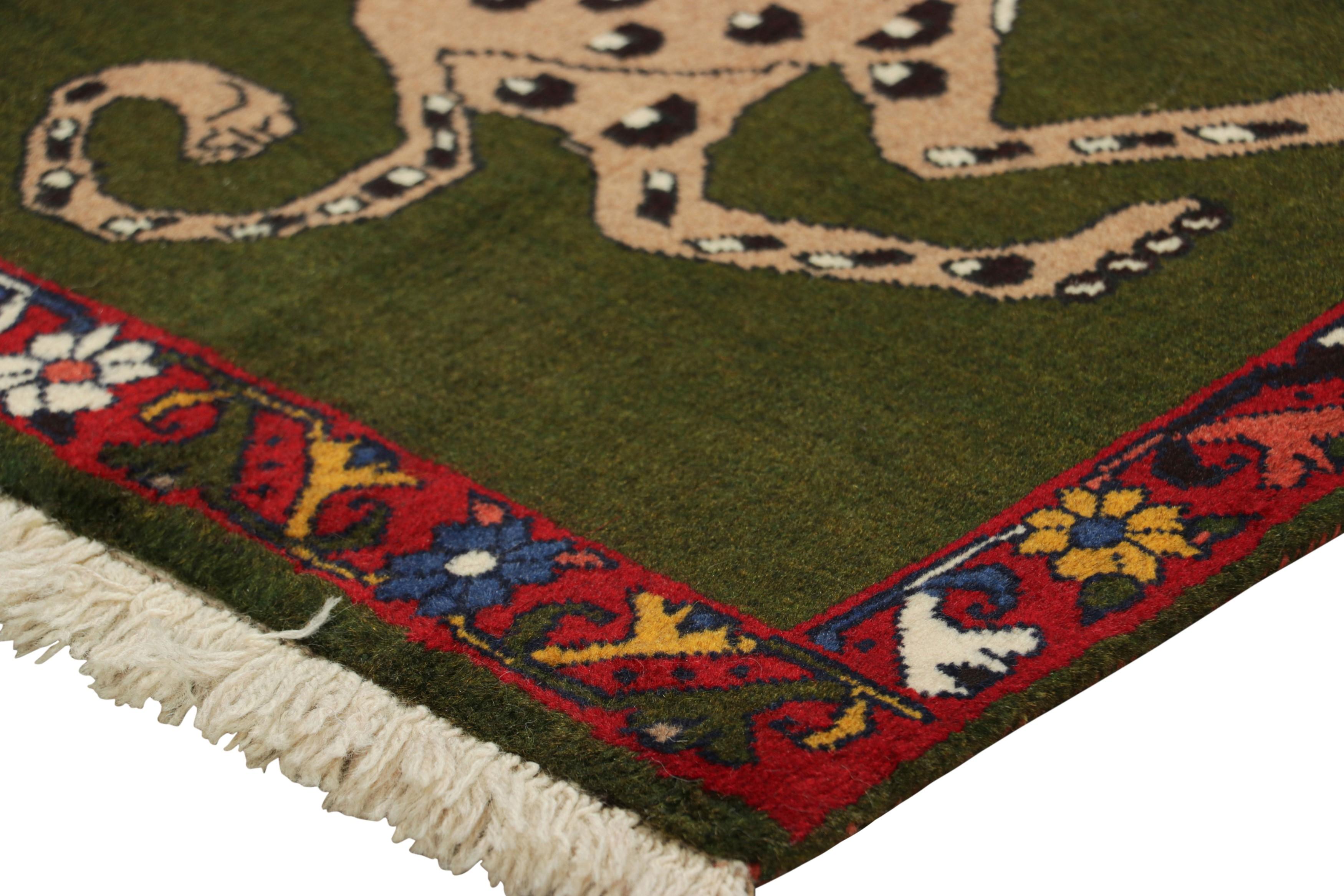 Tappeto persiano Gabbeh vintage in verde con immagini leopardate - Rug & Kilim In condizioni buone in vendita a Long Island City, NY