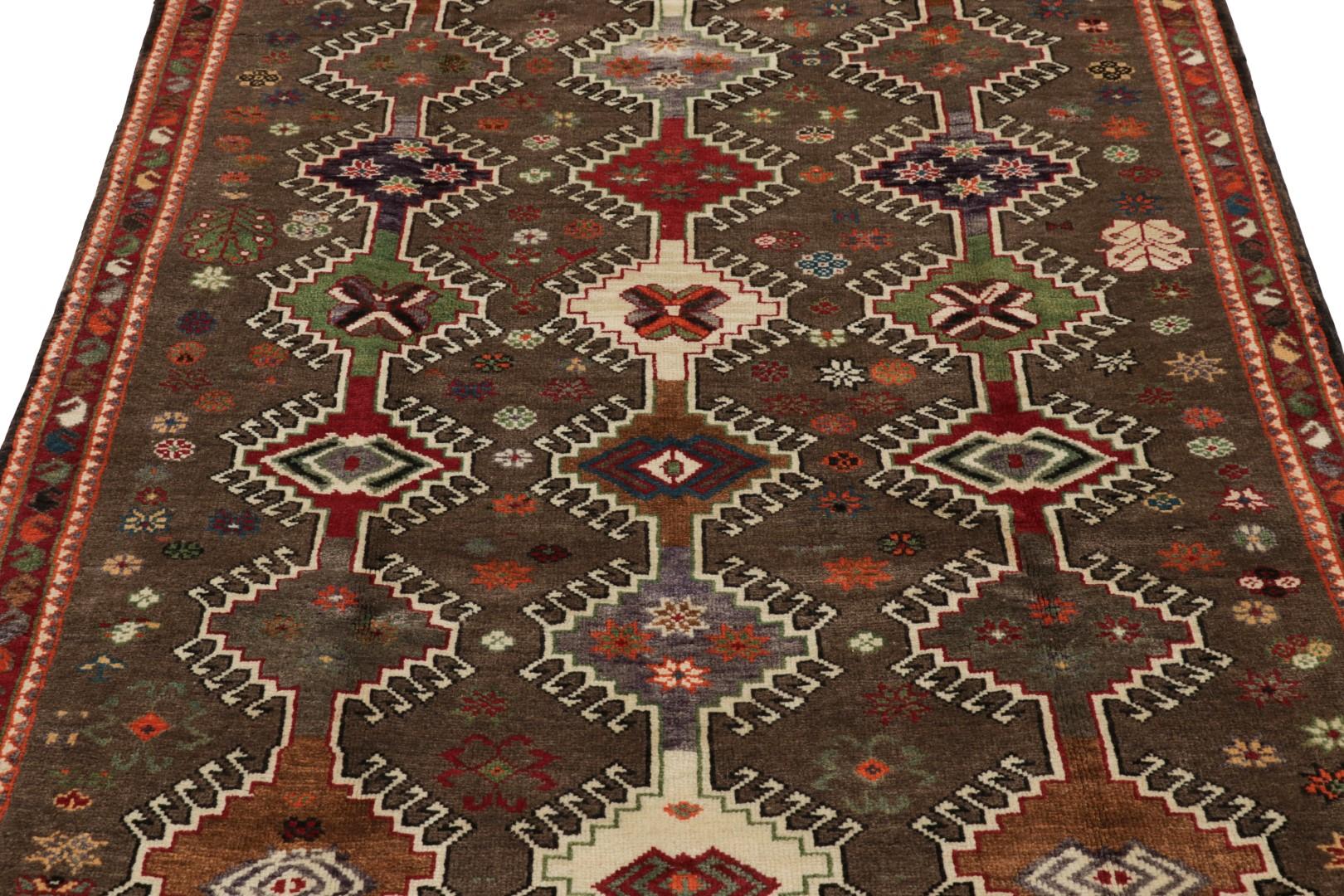 Dieser persische Gabbeh-Läufer im Vintage-Stil (4x8) ist der jüngste Neuzugang in der Kollektion seltener Stammesstücke von Rug & Kilim. Handgeknüpft aus Wolle, ca. 1950-1960.

Über das Design: 

Dieser auffällige Gabbeh-Teppich im Vintage-Stil