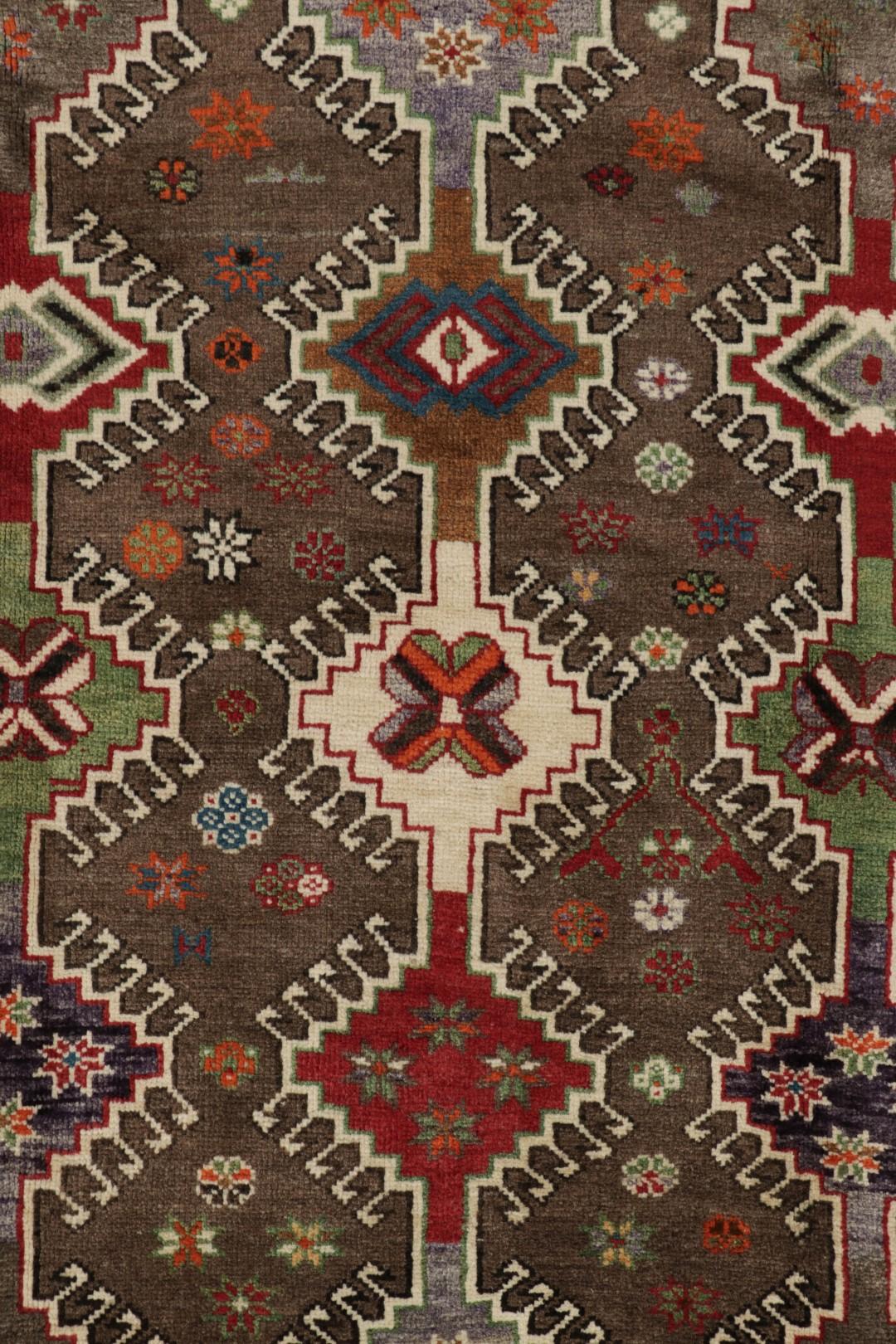 Vintage Gabbeh Persischer Läufer Teppich mit bunten geometrischen Mustern - Rug & Kilim (Stammeskunst) im Angebot