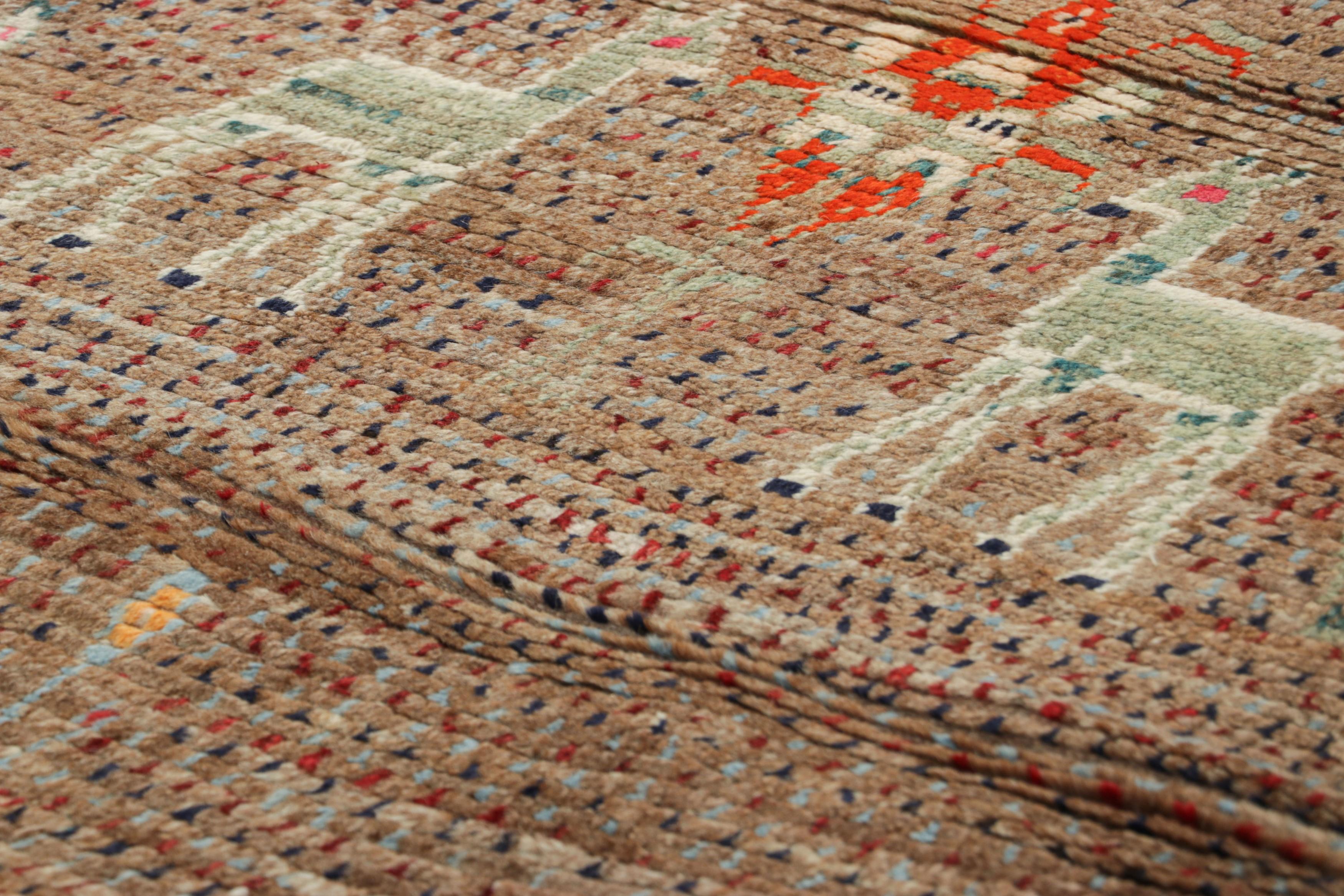Dieser alte persische Gabbeh-Teppich (3x7) ist der neueste Zugang zu Rug & Kilims Auswahl an seltenen Stammesstücken. Handgeknüpft aus Wolle, ca. 1950-1960.

Über das Design:

Dieser bezaubernde Gabbeh-Teppich im Vintage-Stil fängt mit seiner