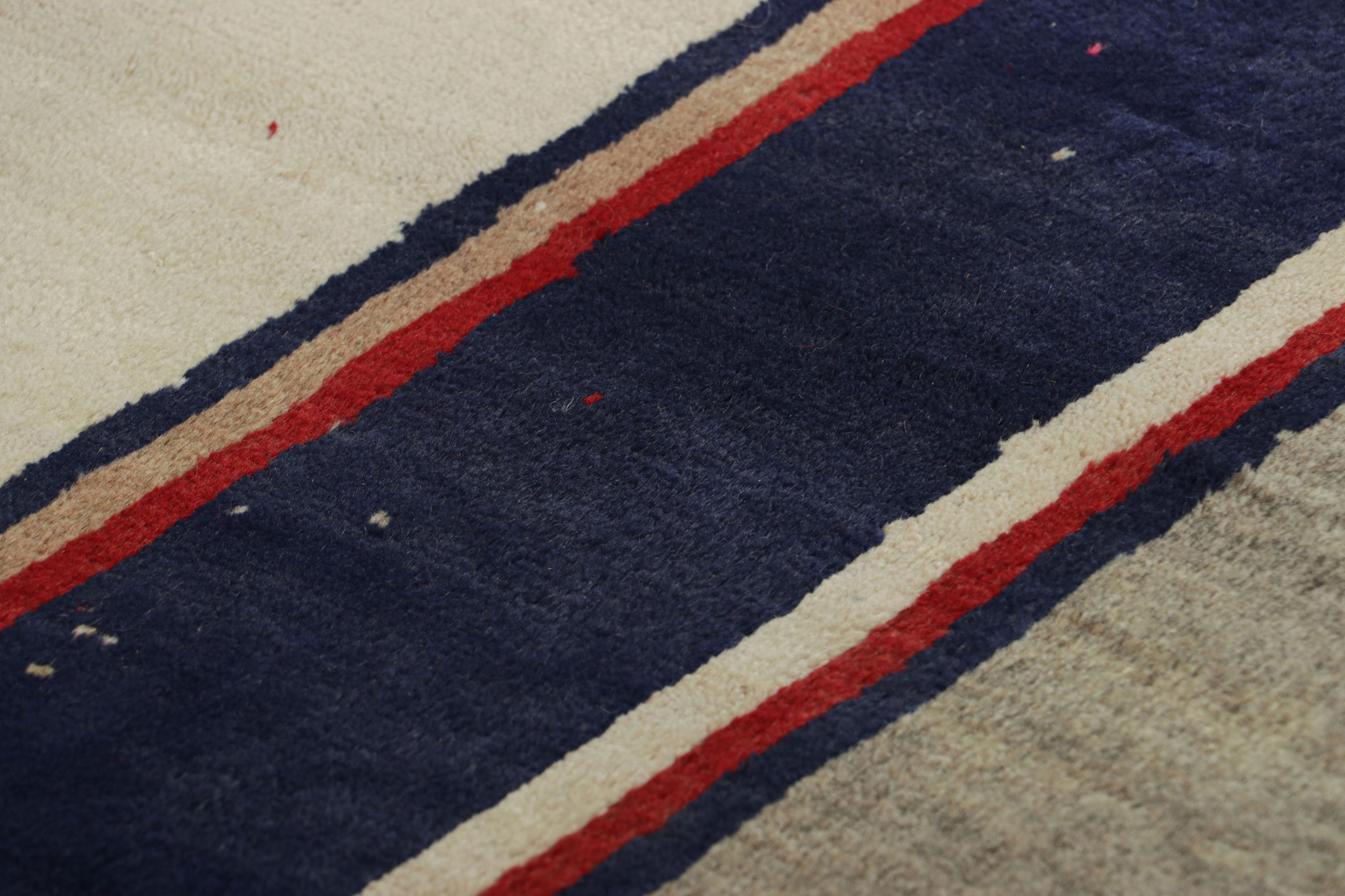 Ce tapis de course persan vintage 3x6 Gabbeh est la dernière grande entrée dans la collection de pièces tribales rares de Rug & Kilim. Noué à la main en laine vers 1950-1960.

Sur le Design : 

Ce tapis vintage Gabbeh est un exemple frappant de