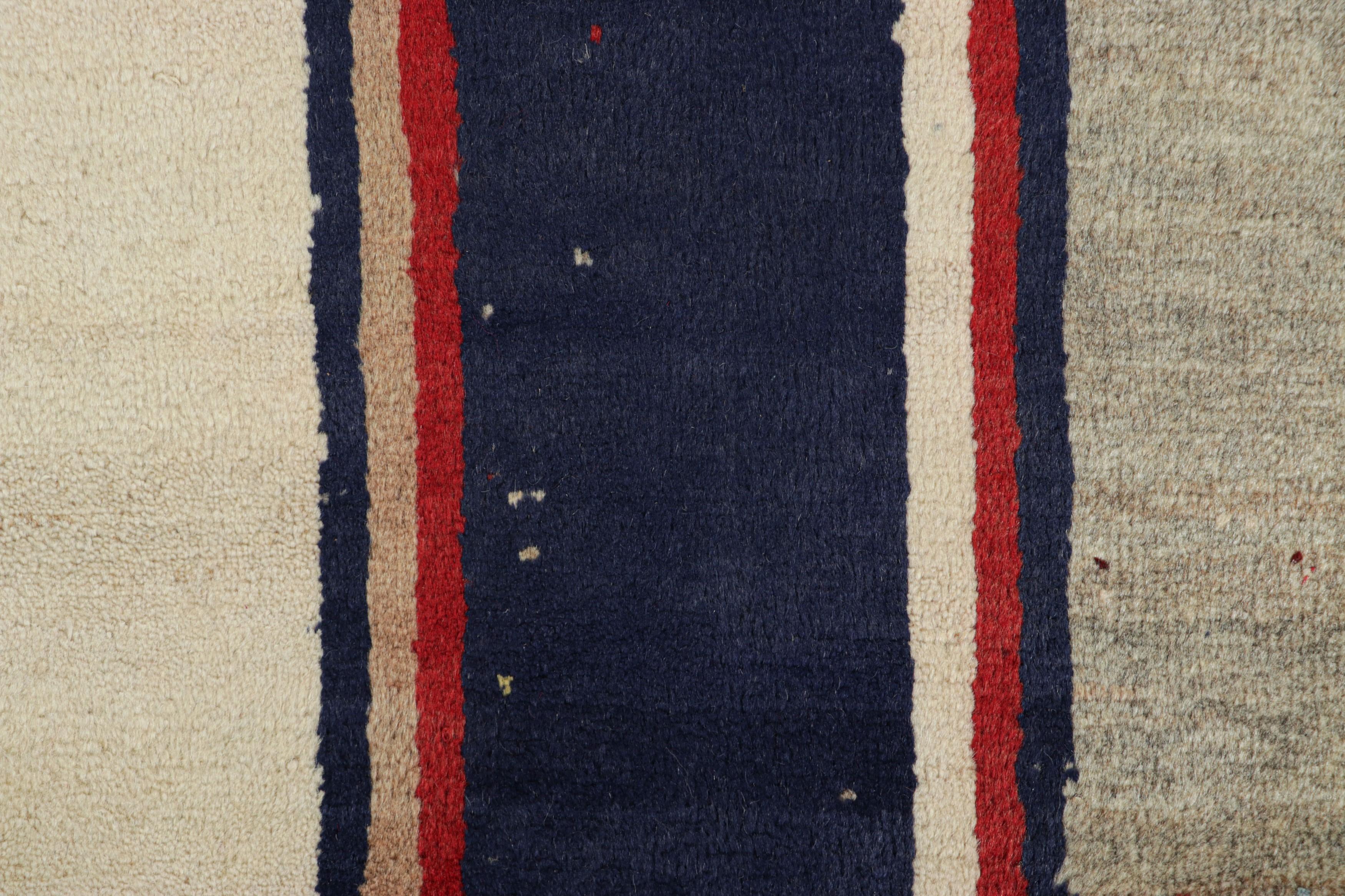 Tribal Tapis de course persan Gabbeh vintage à rayures grises, rouges et bleues - Rug & Kilim en vente