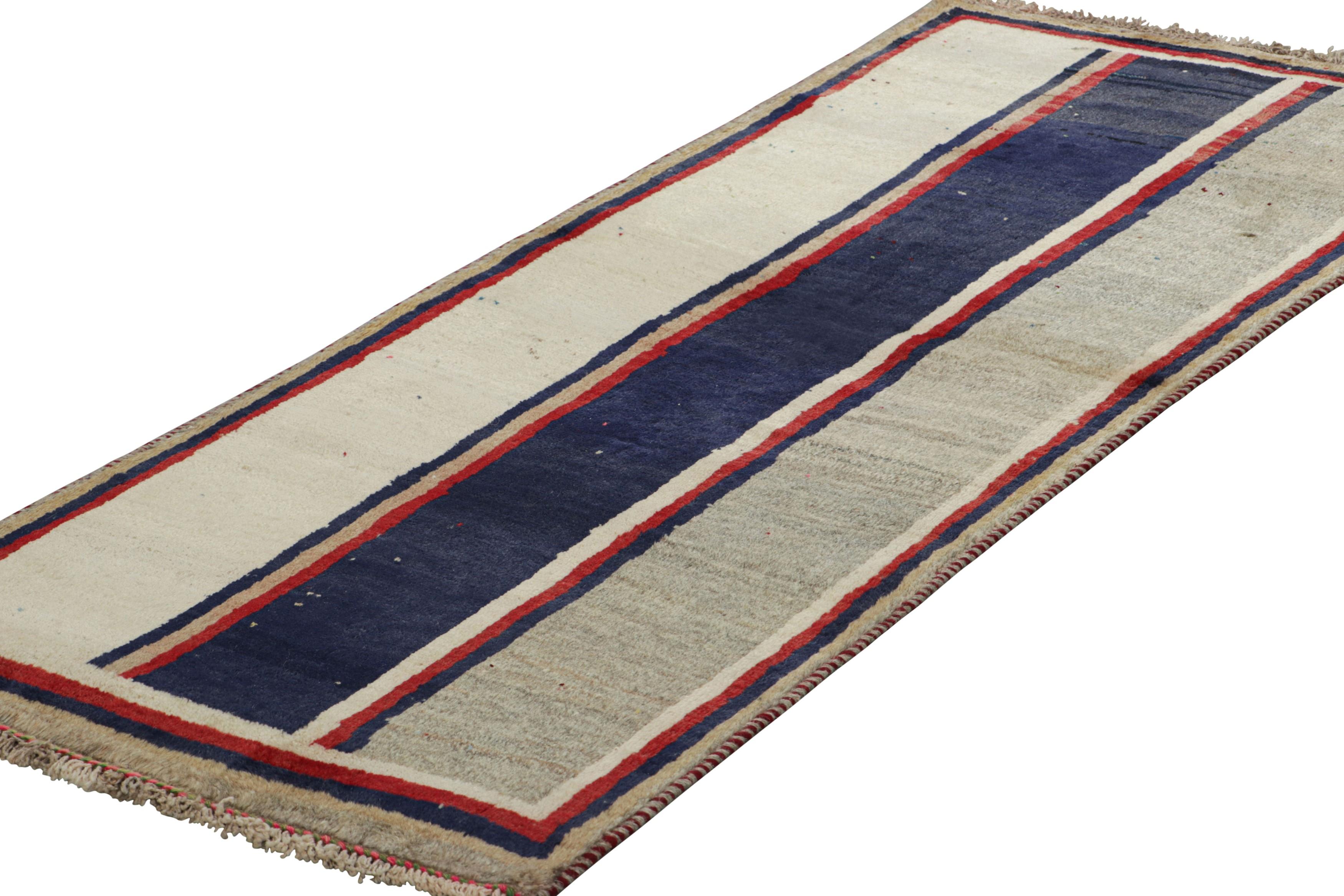 Perse Tapis de course persan Gabbeh vintage à rayures grises, rouges et bleues - Rug & Kilim en vente