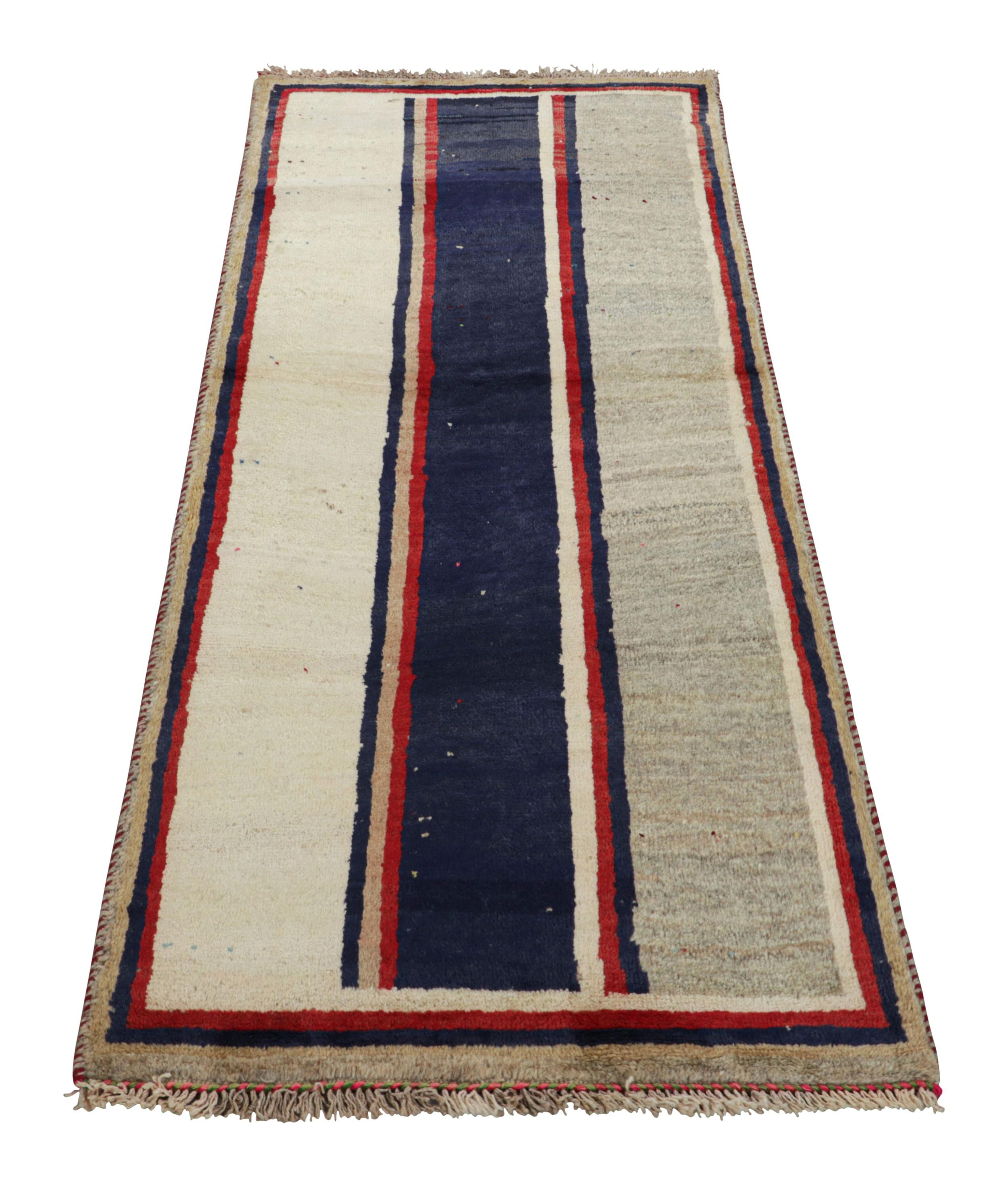 Noué à la main Tapis de course persan Gabbeh vintage à rayures grises, rouges et bleues - Rug & Kilim en vente