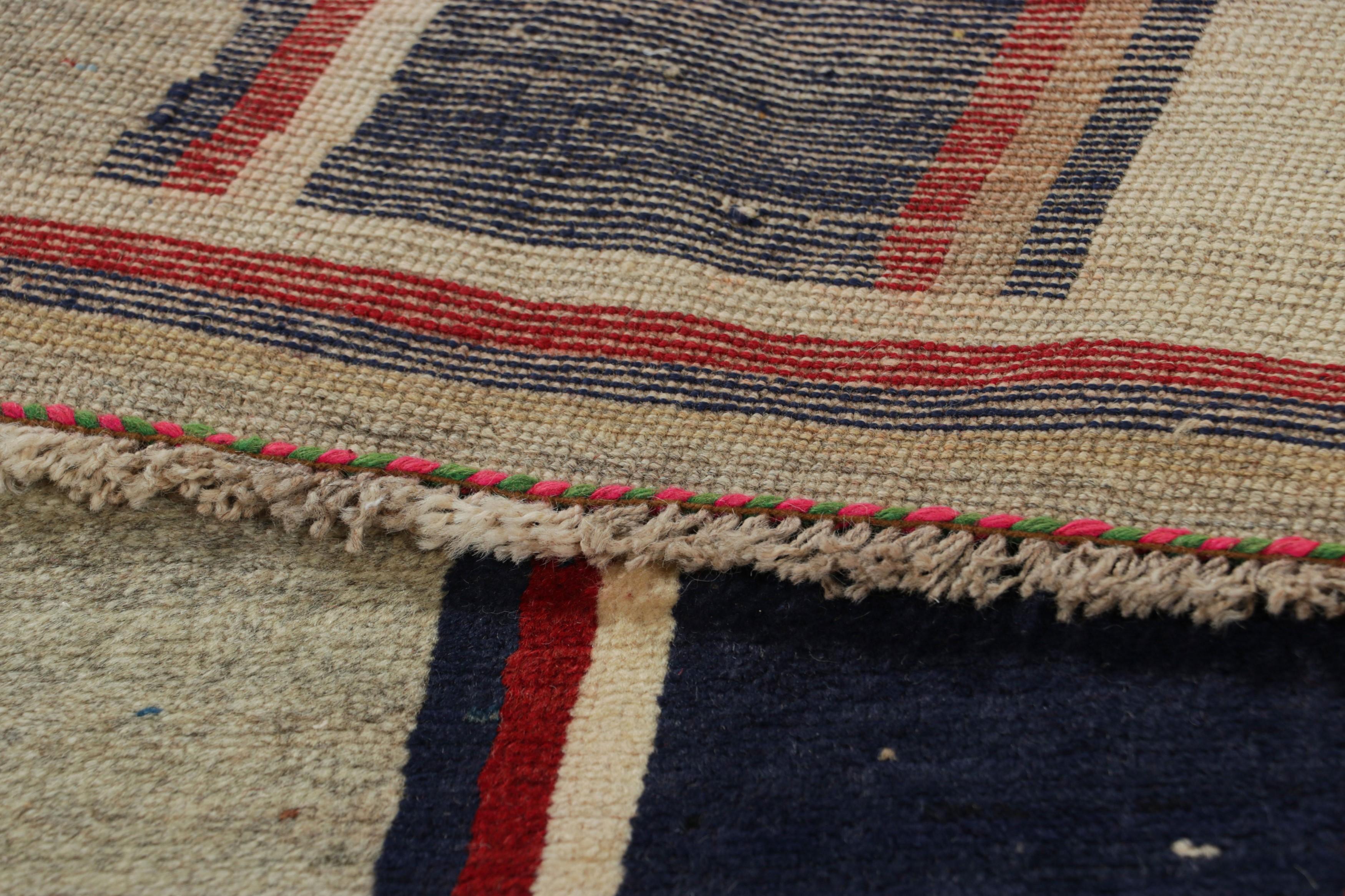Milieu du XXe siècle Tapis de course persan Gabbeh vintage à rayures grises, rouges et bleues - Rug & Kilim en vente
