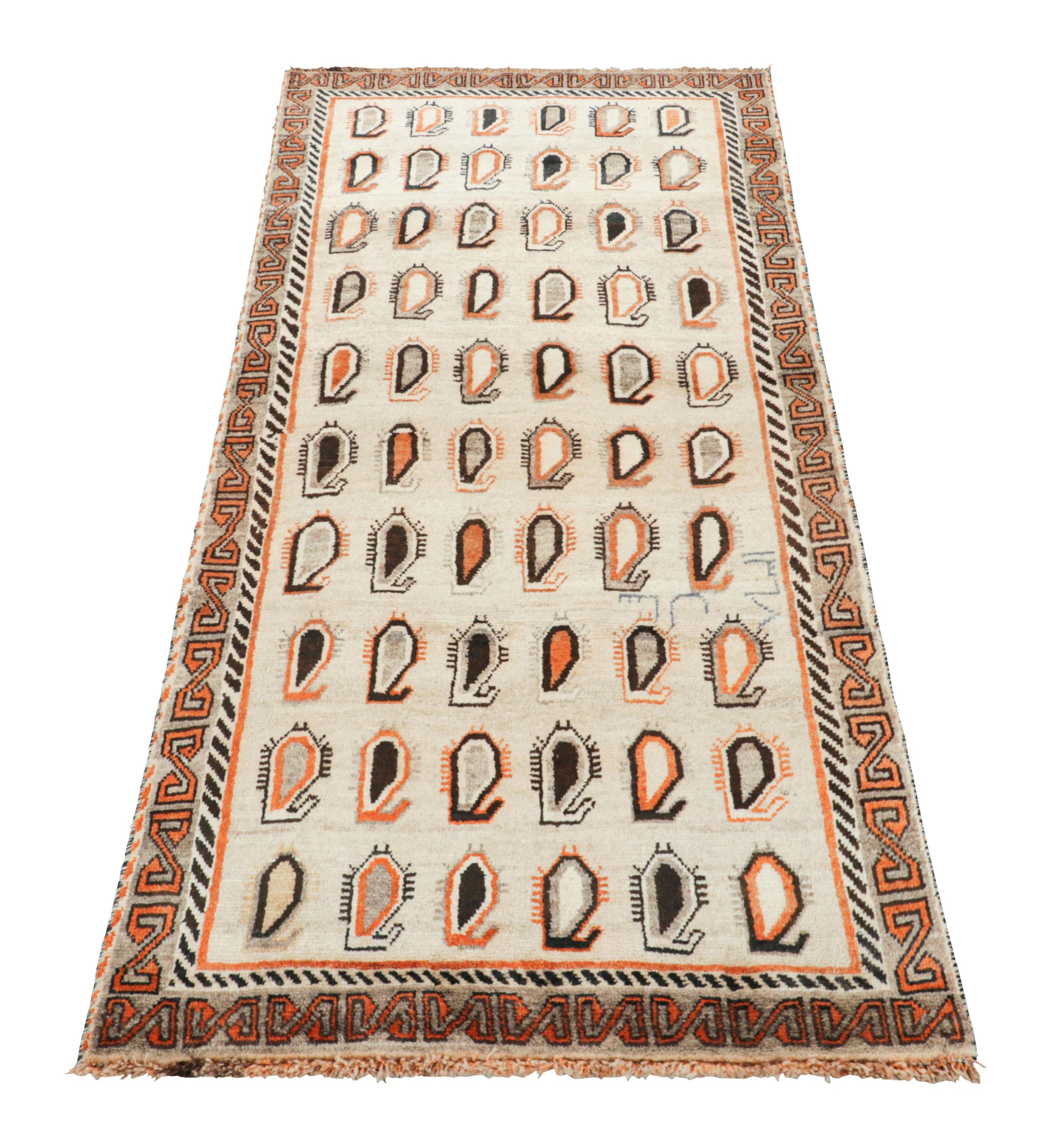 Alfombra persa Gabbeh vintage con motivos paisley naranja - Rug & Kilim Anudado a mano en venta
