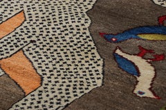 Tapis de course persan vintage Gabbeh avec illustrations d'animaux tribaux - Rug & Kilim