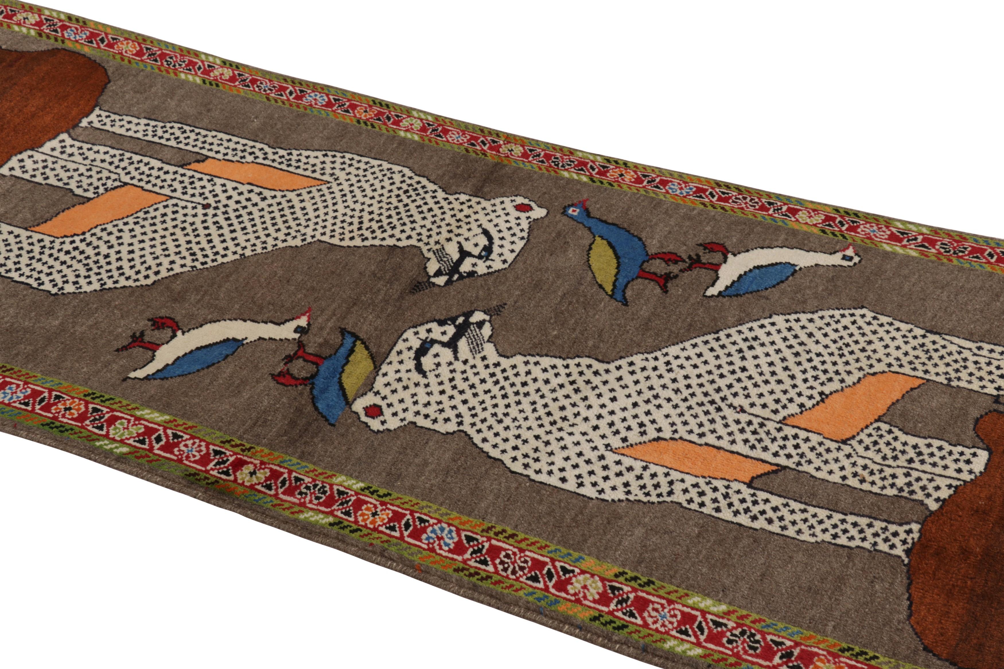 Dieser persische Gabbeh-Läufer im Vintage-Stil (3x7) ist der jüngste Neuzugang in der Kollektion von Rug & Kilim mit ikonischen Stammesmotiven. Handgeknüpft aus Wolle, ca. 1950-1960.

Über das Design: 

Dieser Vintage-Gabbeh-Teppich ist ein wahres