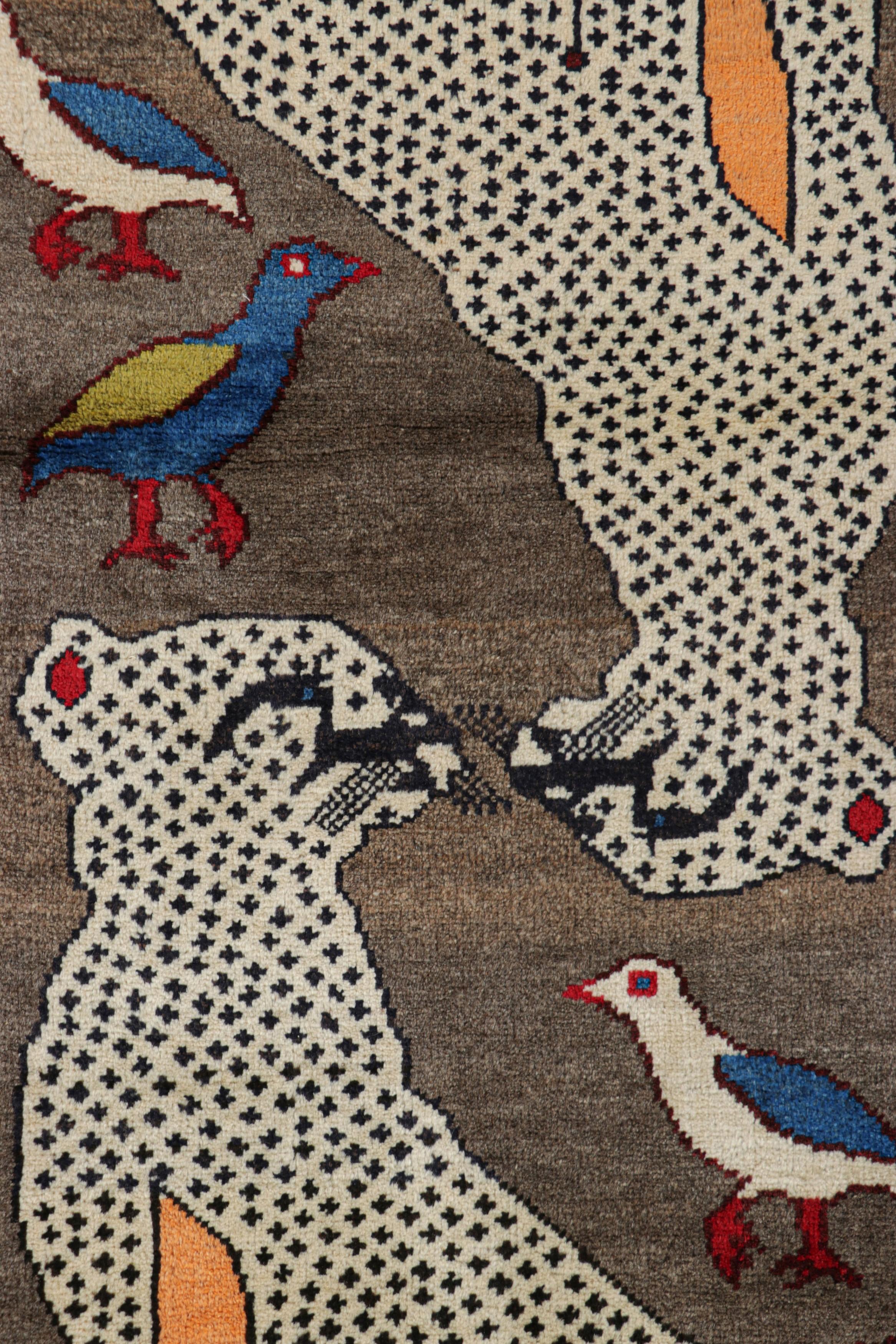 Tribale Tappeto persiano Gabbeh vintage con immagini di animali tribali - Rug & Kilim in vendita