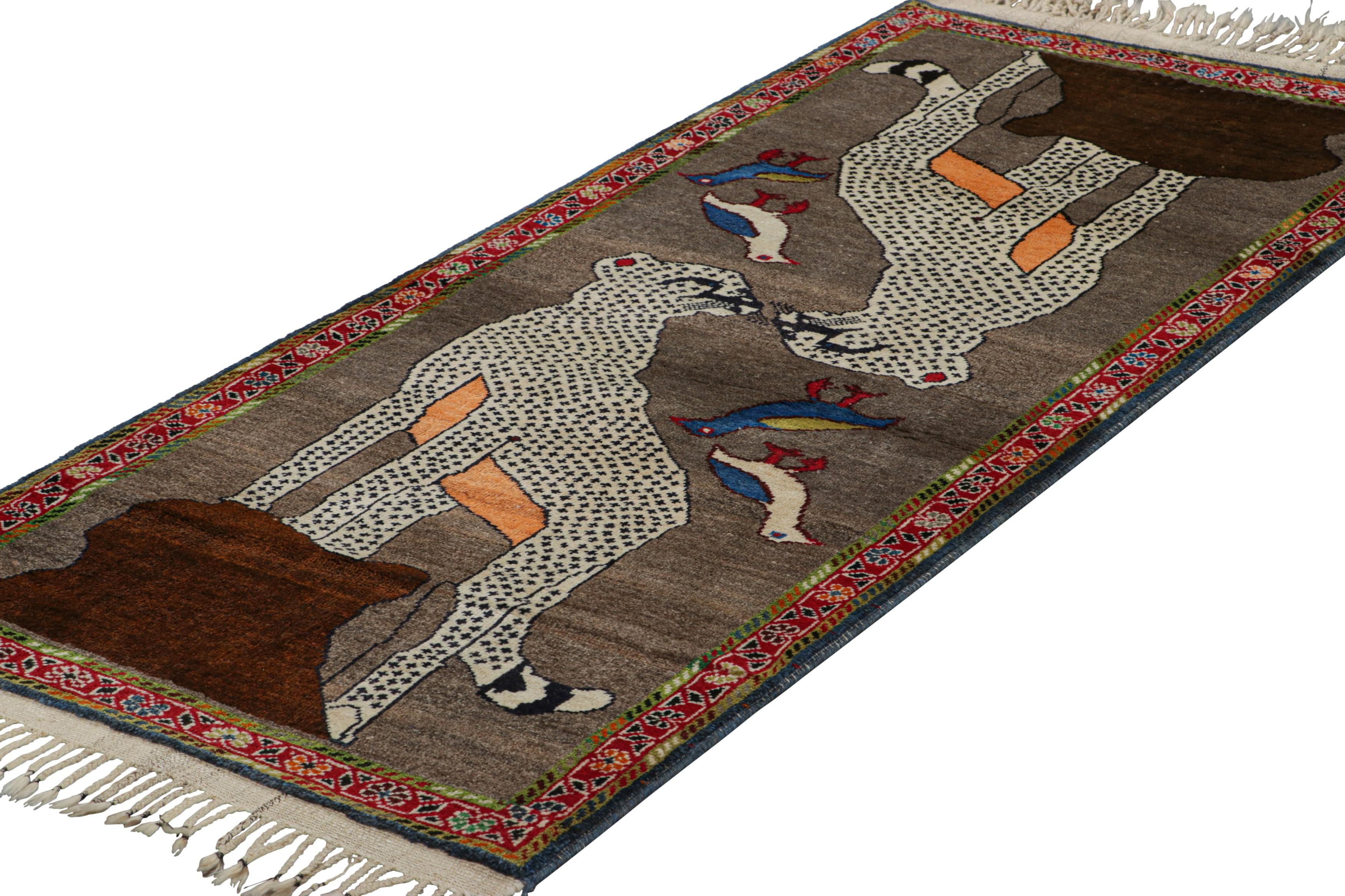 Persiano Tappeto persiano Gabbeh vintage con immagini di animali tribali - Rug & Kilim in vendita