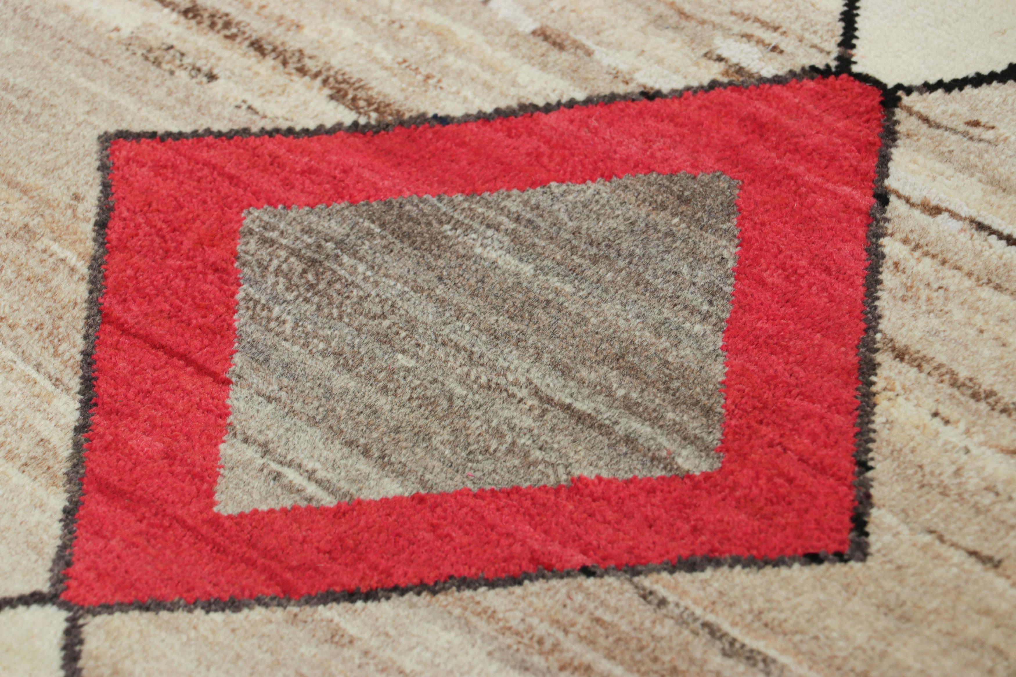 Esta alfombra persa Gabbeh vintage de 3x6 es la última incorporación a la colección de piezas tribales raras de Rug & Kilim. Anudado a mano en lana hacia 1950-1960.

Sobre el diseño: 

Esta llamativa alfombra Gabbeh vintage llama la atención por su