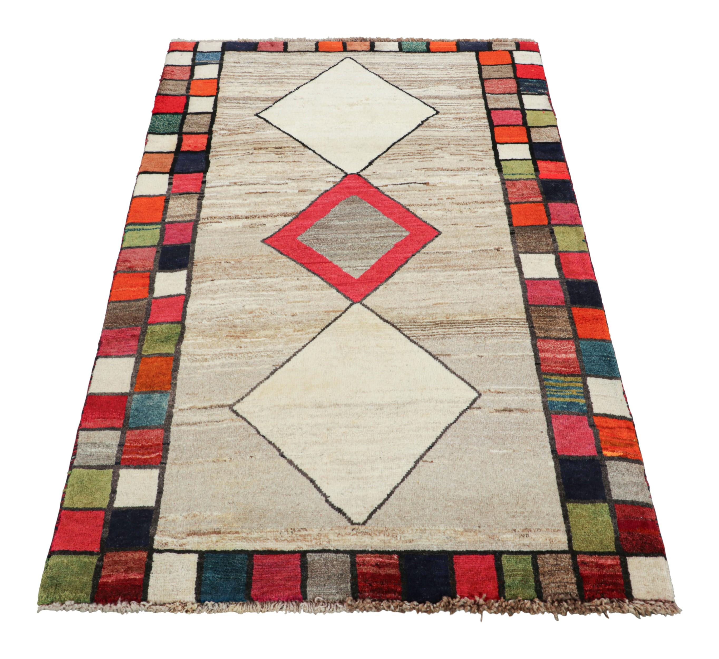 Traves de Mesa Persa Gabbeh Vintage con Medallones de Diamantes Multicolor - Rug & Kilim en Bueno estado para la venta en Long Island City, NY