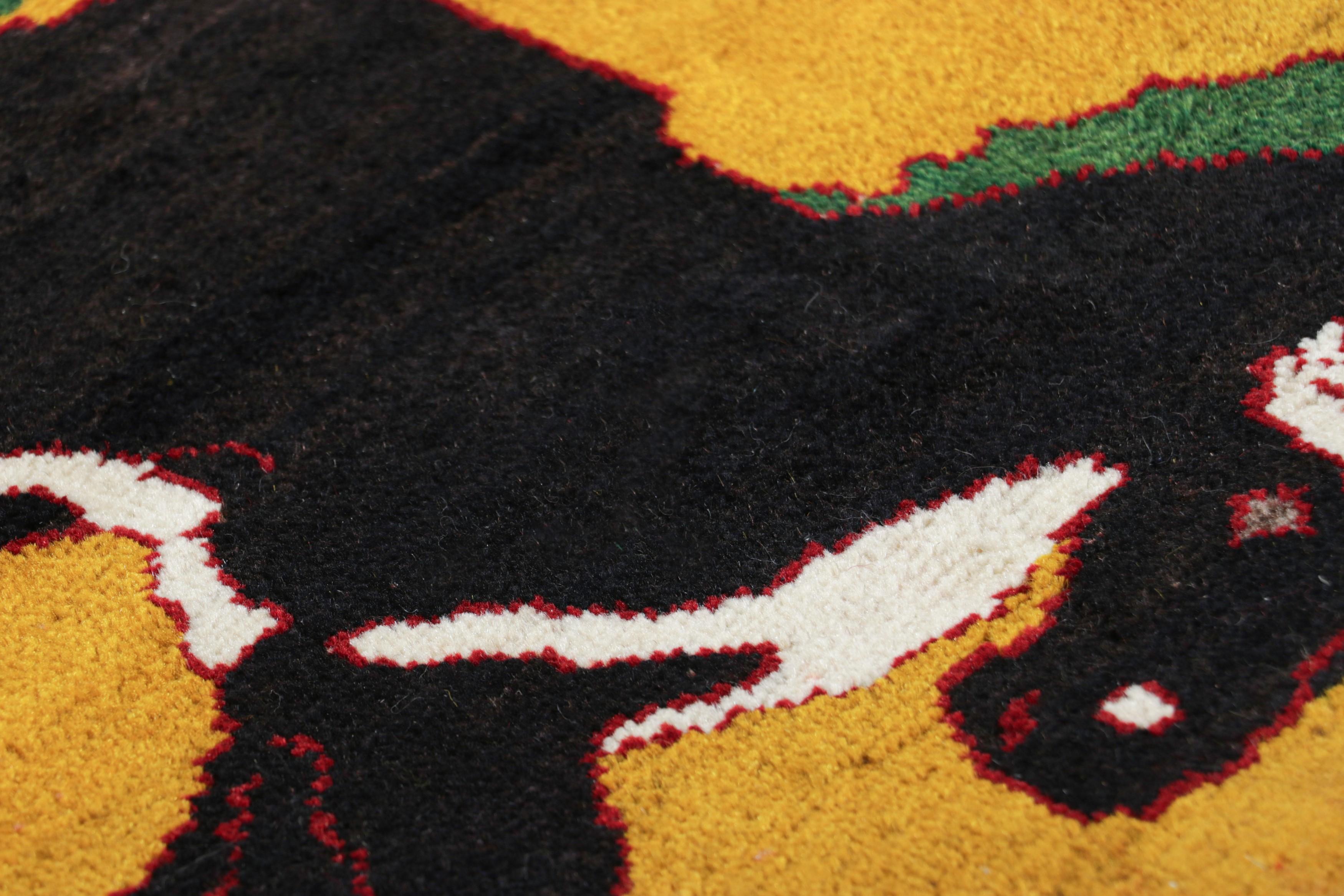 Questo tappeto persiano vintage 2x2 Gabbeh quadrato è l'ultimo nato nella collezione di Rug & Kilim, che raccoglie pezzi tribali rari. Annodato a mano in lana verso il 1950-1960.

Sul design: 

Questo caratteristico tappeto Gabbeh vintage presenta