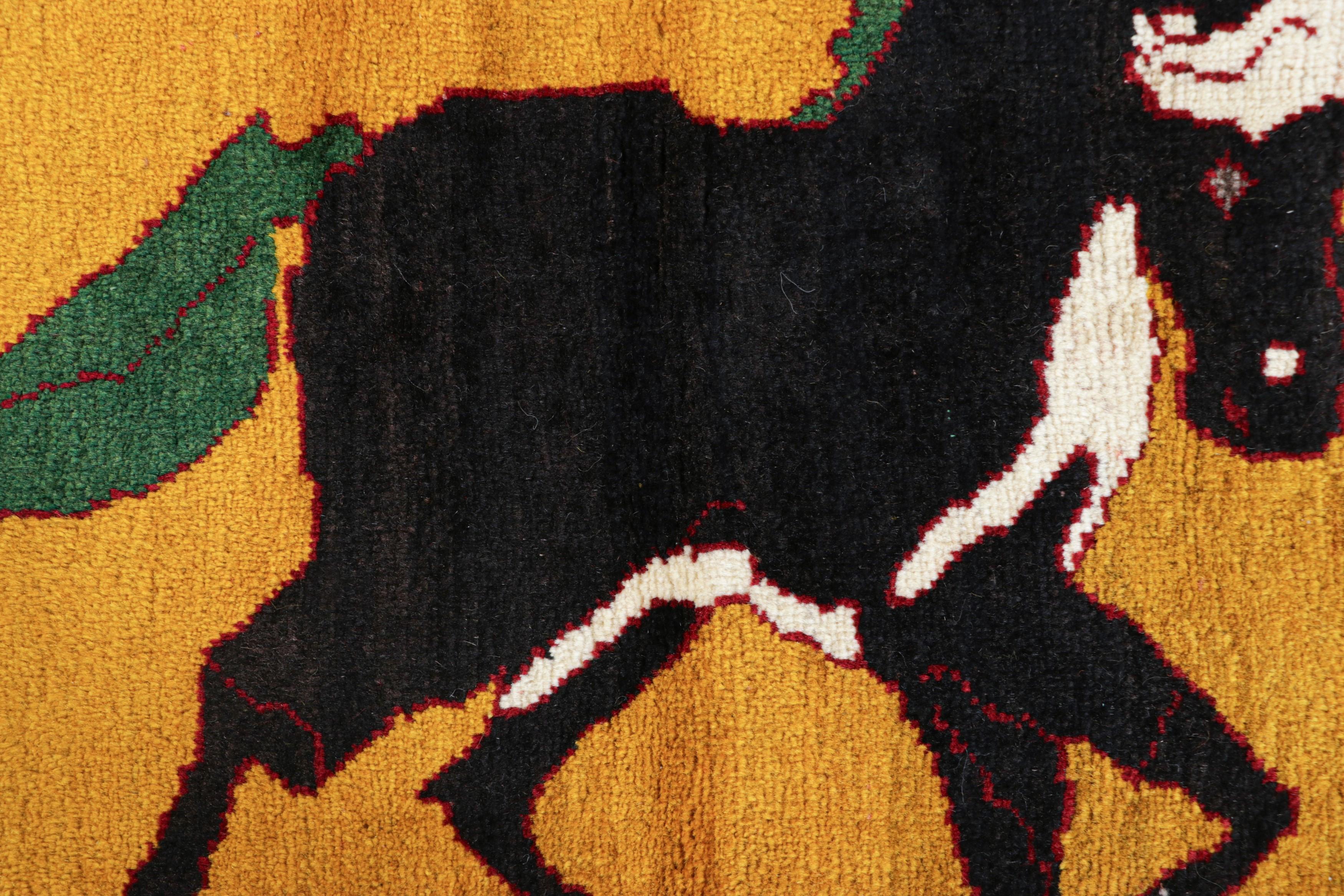Tribale Tappeto quadrato persiano Gabbeh d'epoca in oro con immagini di cavalli - Rug & Kilim in vendita