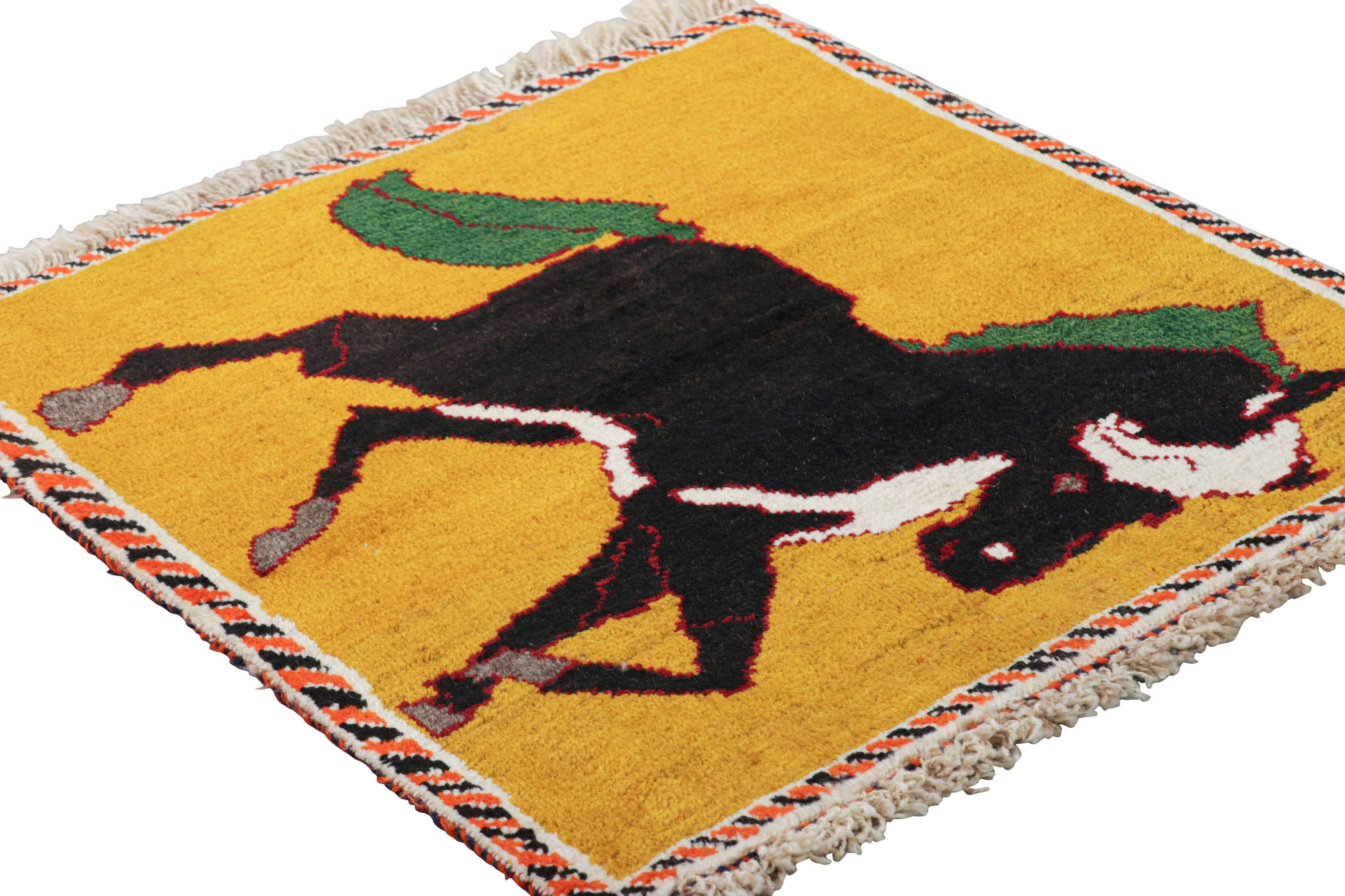 Persiano Tappeto quadrato persiano Gabbeh d'epoca in oro con immagini di cavalli - Rug & Kilim in vendita