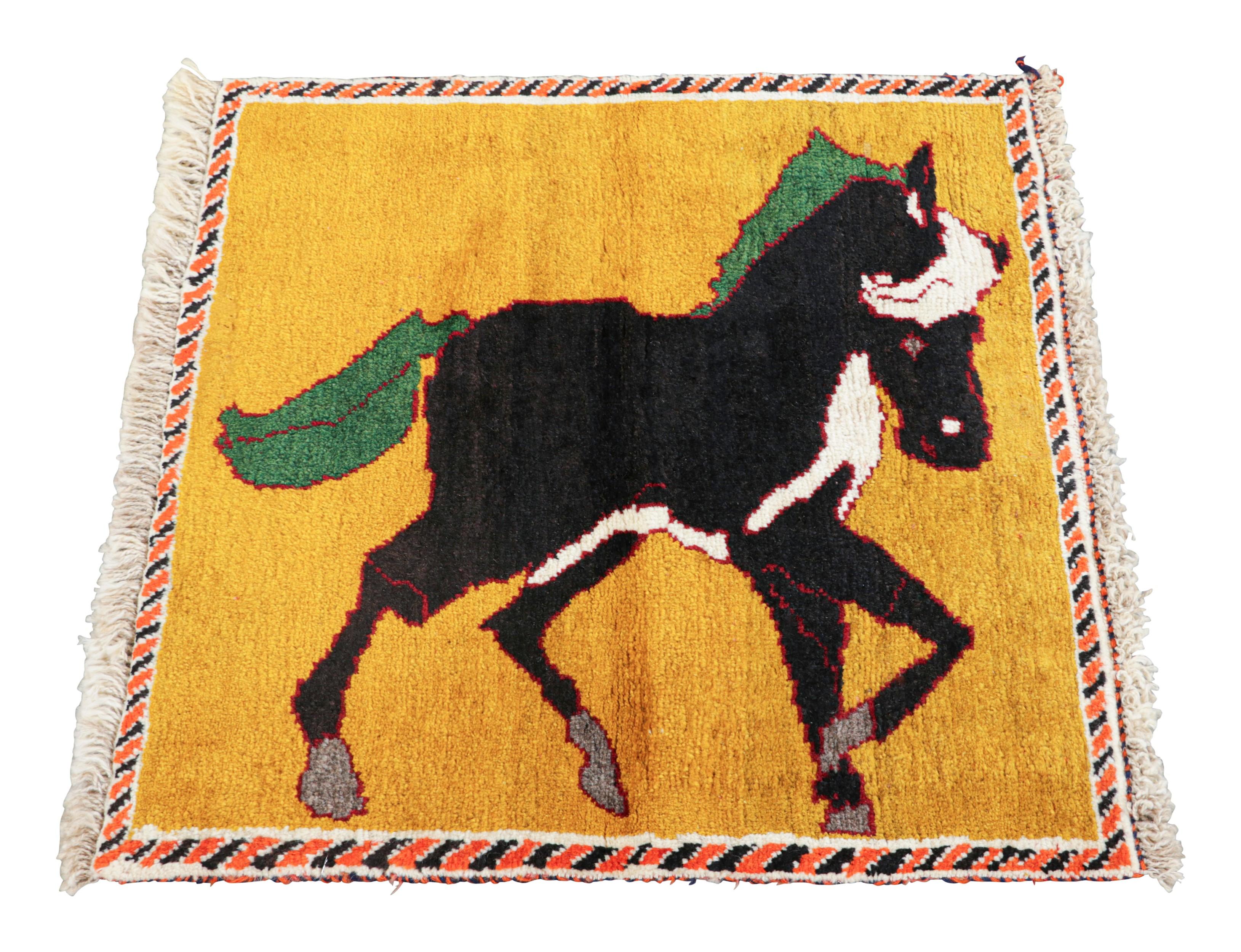 Annodato a mano Tappeto quadrato persiano Gabbeh d'epoca in oro con immagini di cavalli - Rug & Kilim in vendita