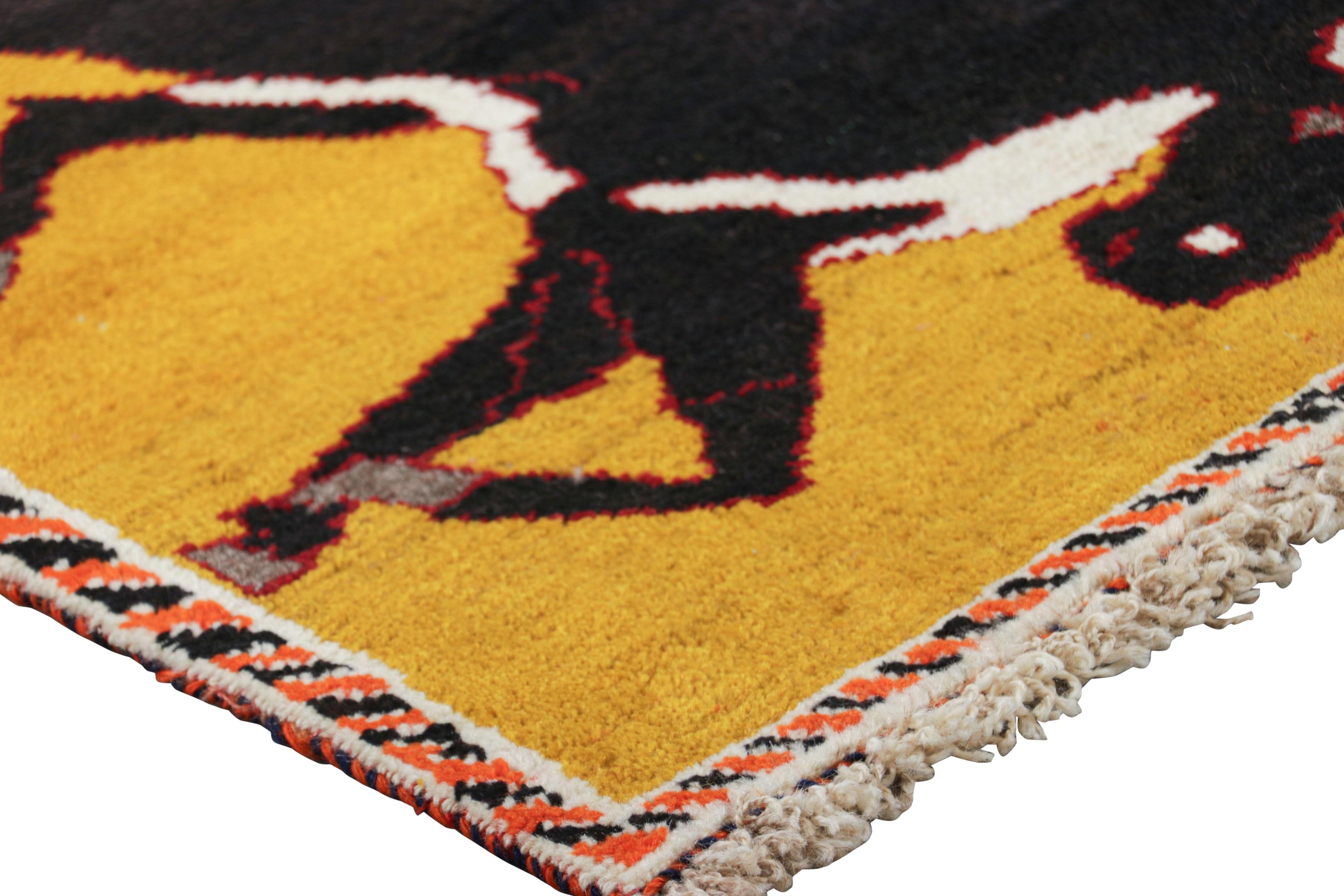 Tappeto quadrato persiano Gabbeh d'epoca in oro con immagini di cavalli - Rug & Kilim In condizioni buone in vendita a Long Island City, NY