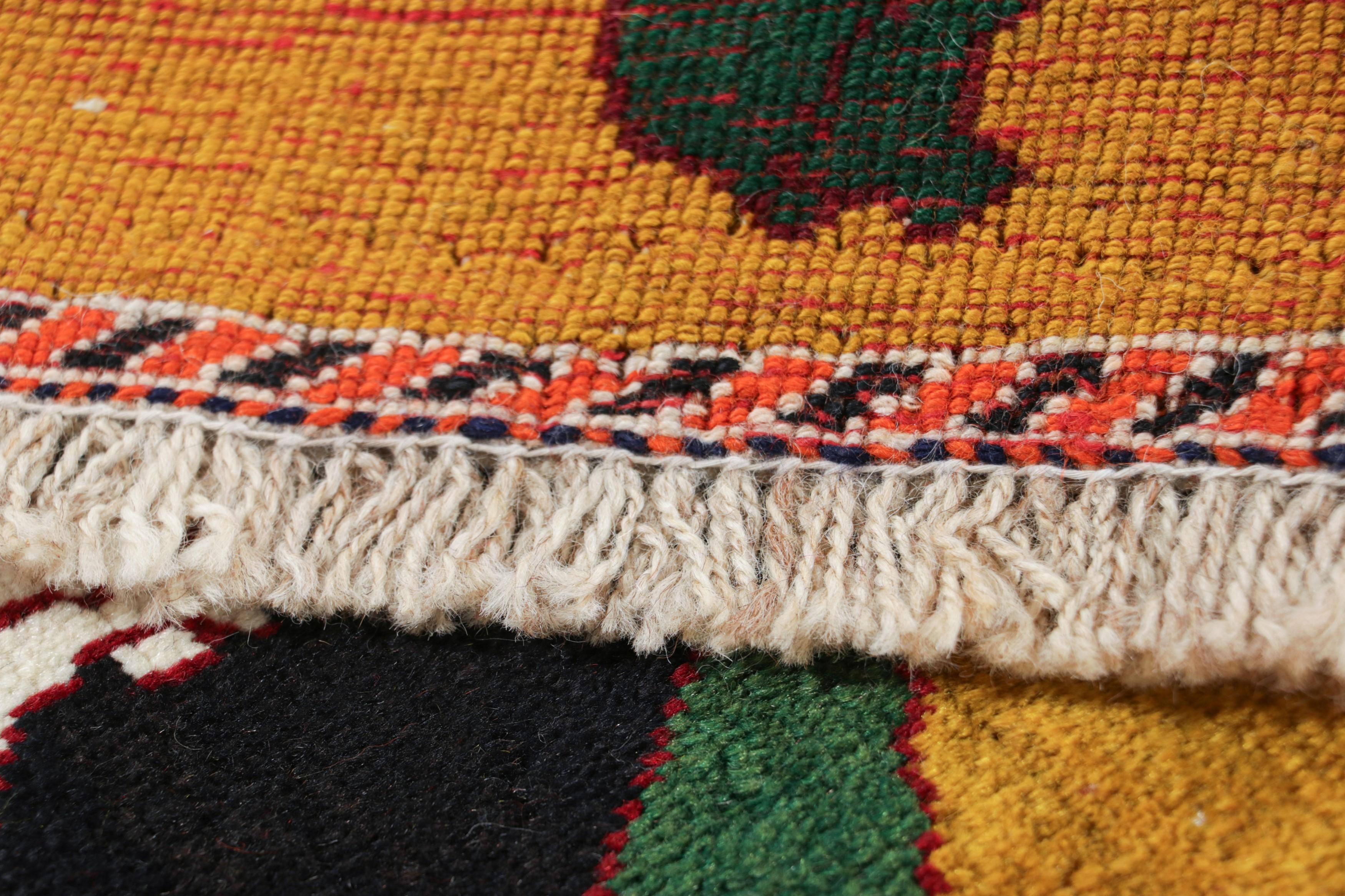 Metà XX secolo Tappeto quadrato persiano Gabbeh d'epoca in oro con immagini di cavalli - Rug & Kilim in vendita
