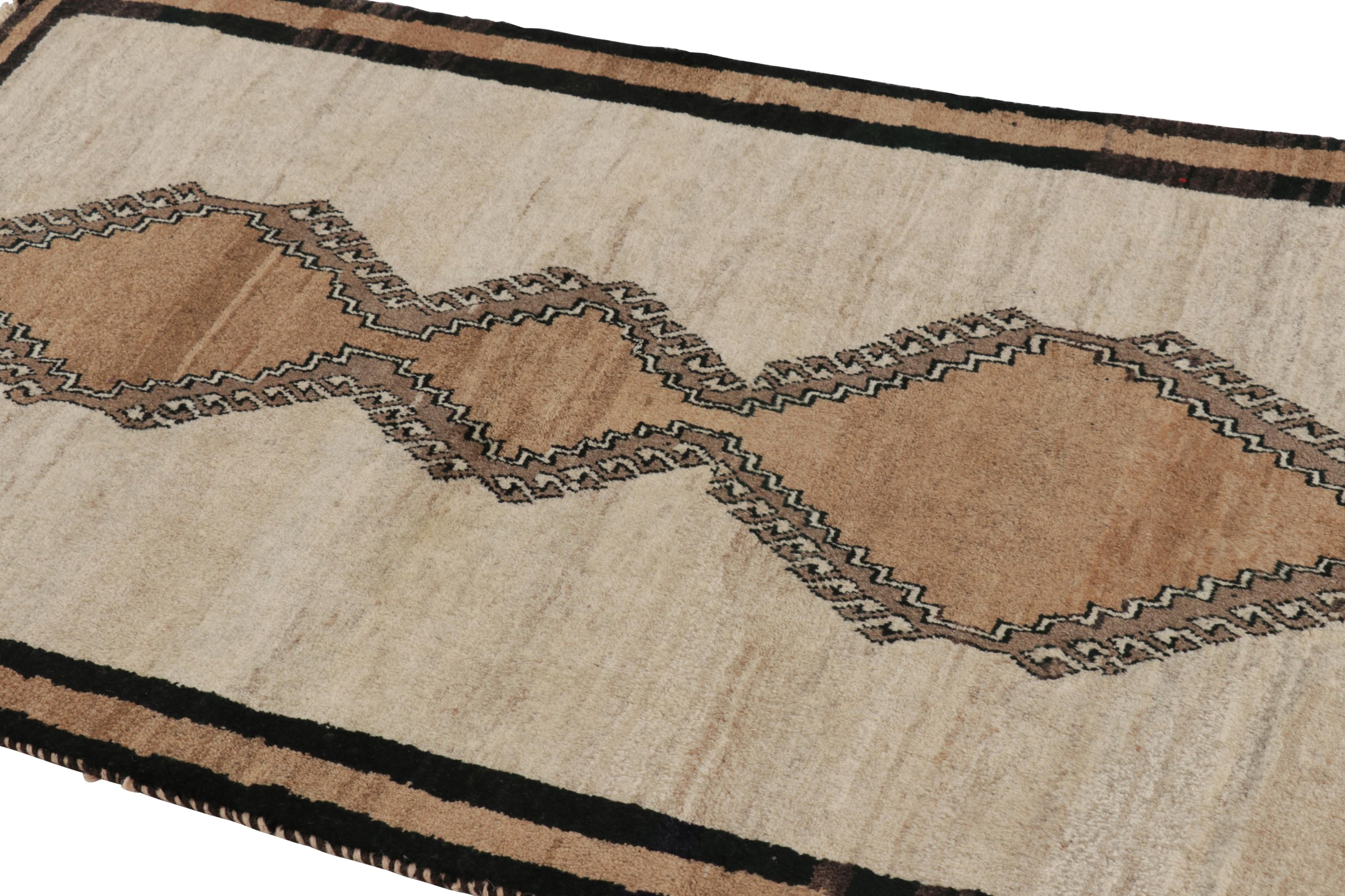 Dieser persische Gabbeh-Läufer im Vintage-Stil (3x6) ist der jüngste Neuzugang in der Kollektion von Rug & Kilim mit ikonischen Stammesmotiven. Handgeknüpft aus Wolle, ca. 1950-1960.

Über das Design: 

Dieser auffällige Läufer ist in der