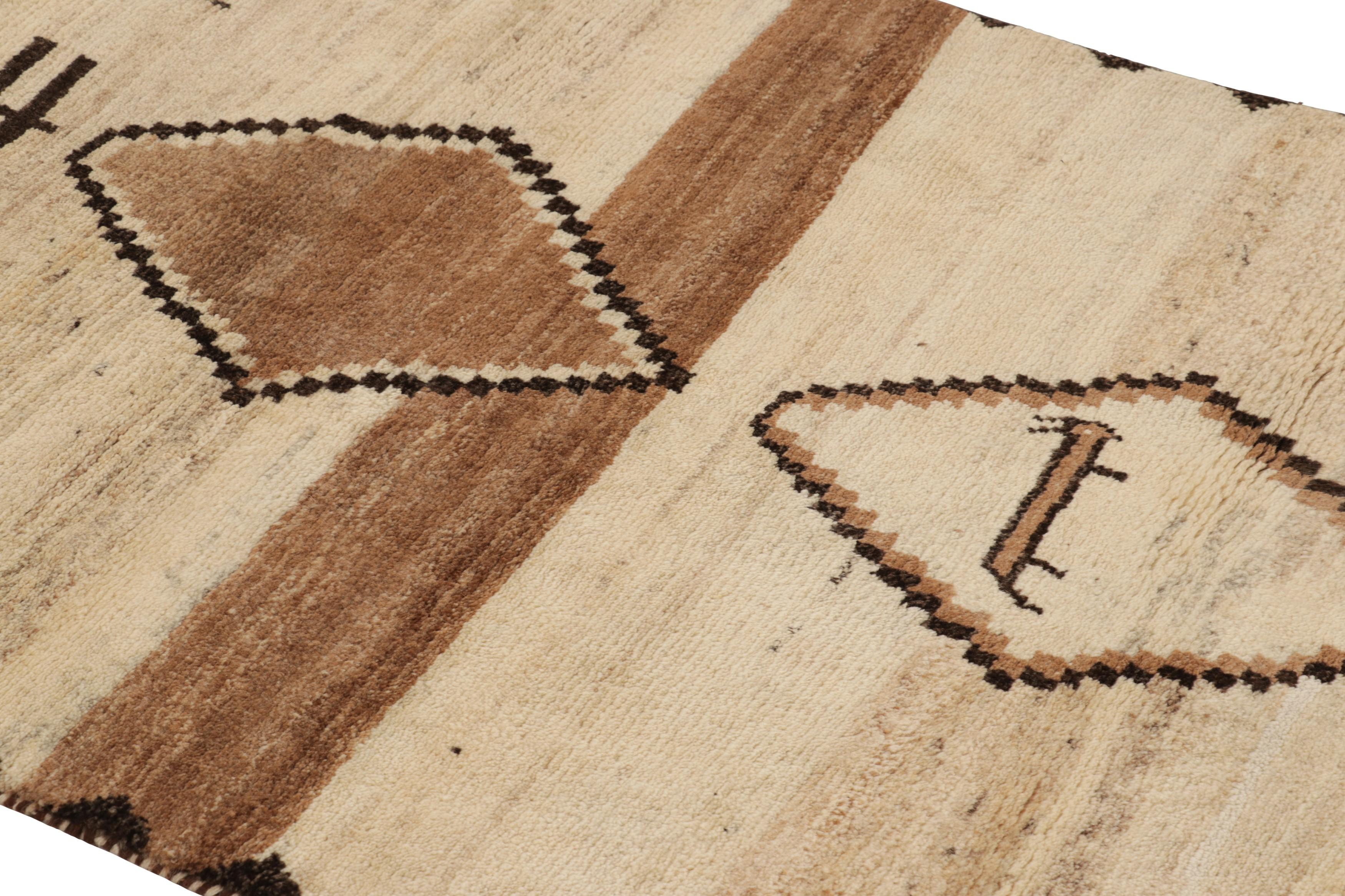 Dieser persische Gabbeh-Teppich (3x4) im Vintage-Stil ist der neueste Zugang zu Rug & Kilims Auswahl an kultigen Stammesstücken. Handgeknüpft aus Wolle, ca. 1950-1960.

Über das Design: 

Verwurzelt in der altehrwürdigen Ästhetik der persischen