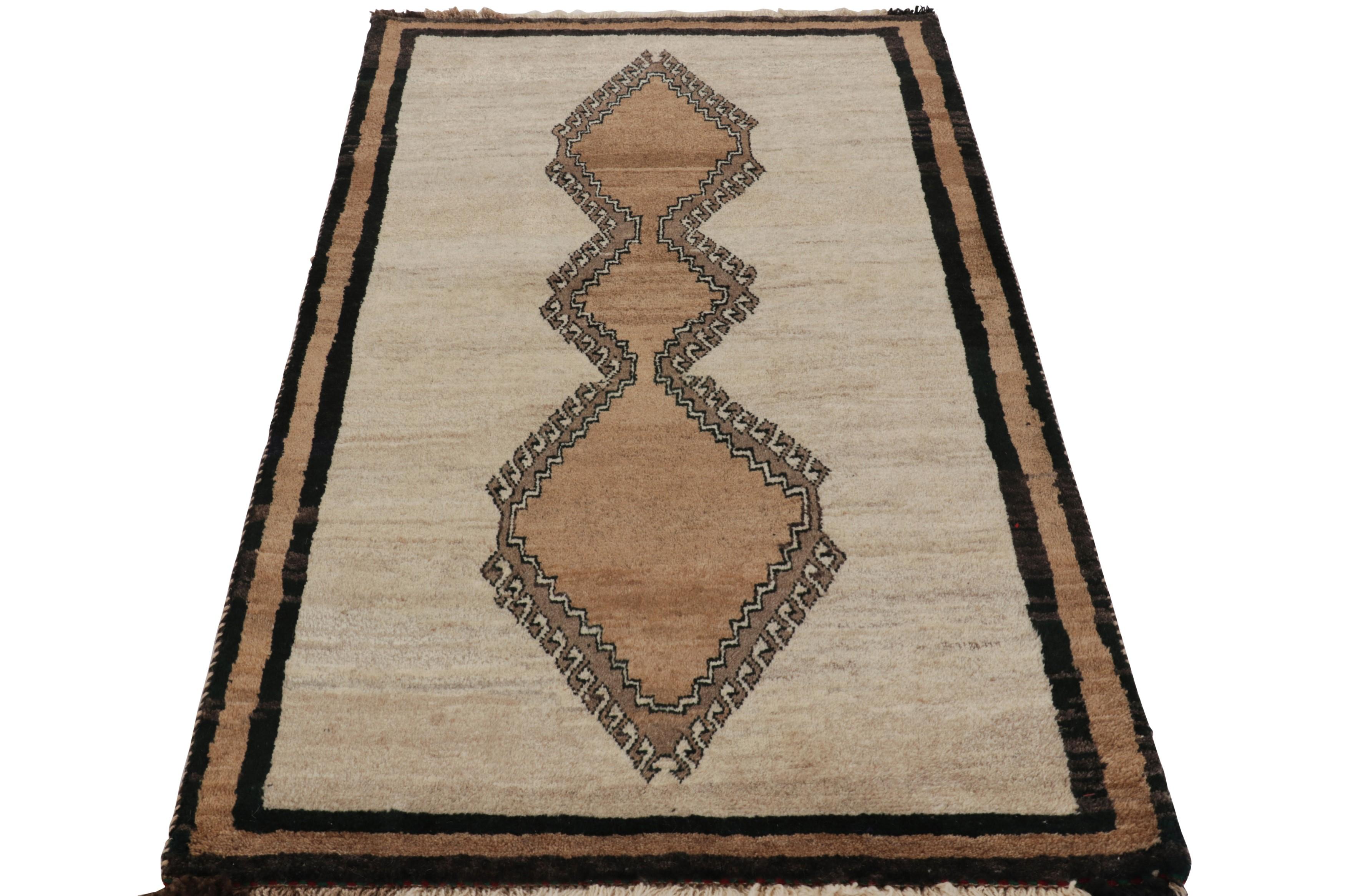 Vintage Gabbeh Persischer Stammes-Teppich, Beige-Braun Diamant-Medaillons - Rug & Kilim (Handgeknüpft) im Angebot