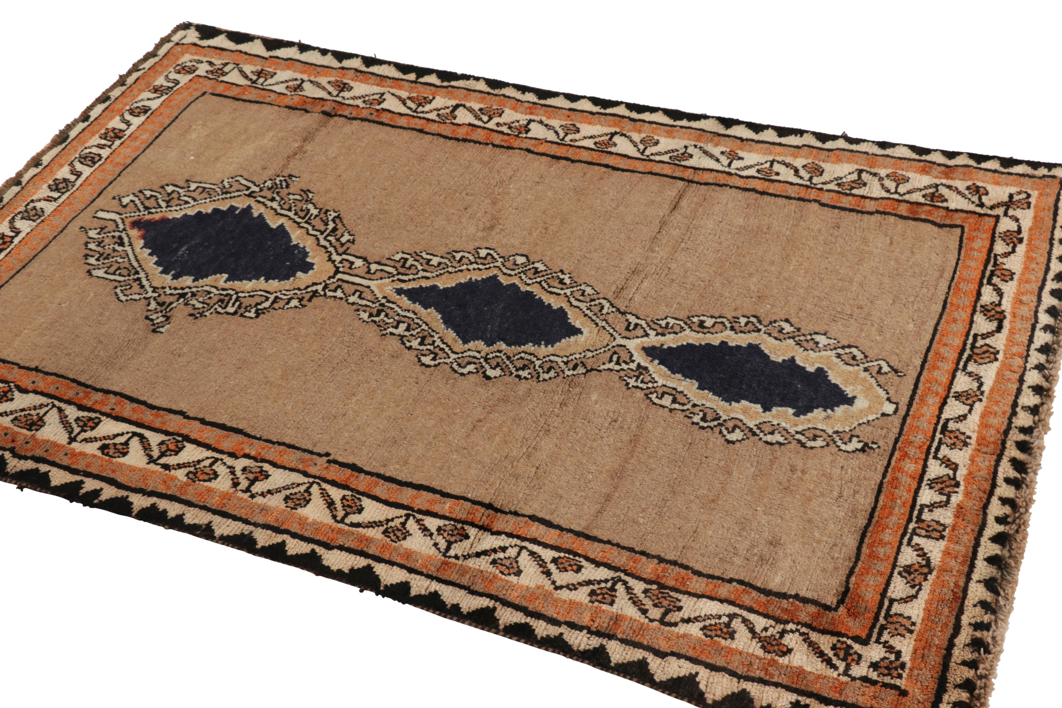 Vintage Gabbeh Persischer Stammesteppich, Beige-Braun DIamond Medaillons - Rug & Kilim im Zustand „Hervorragend“ im Angebot in Long Island City, NY