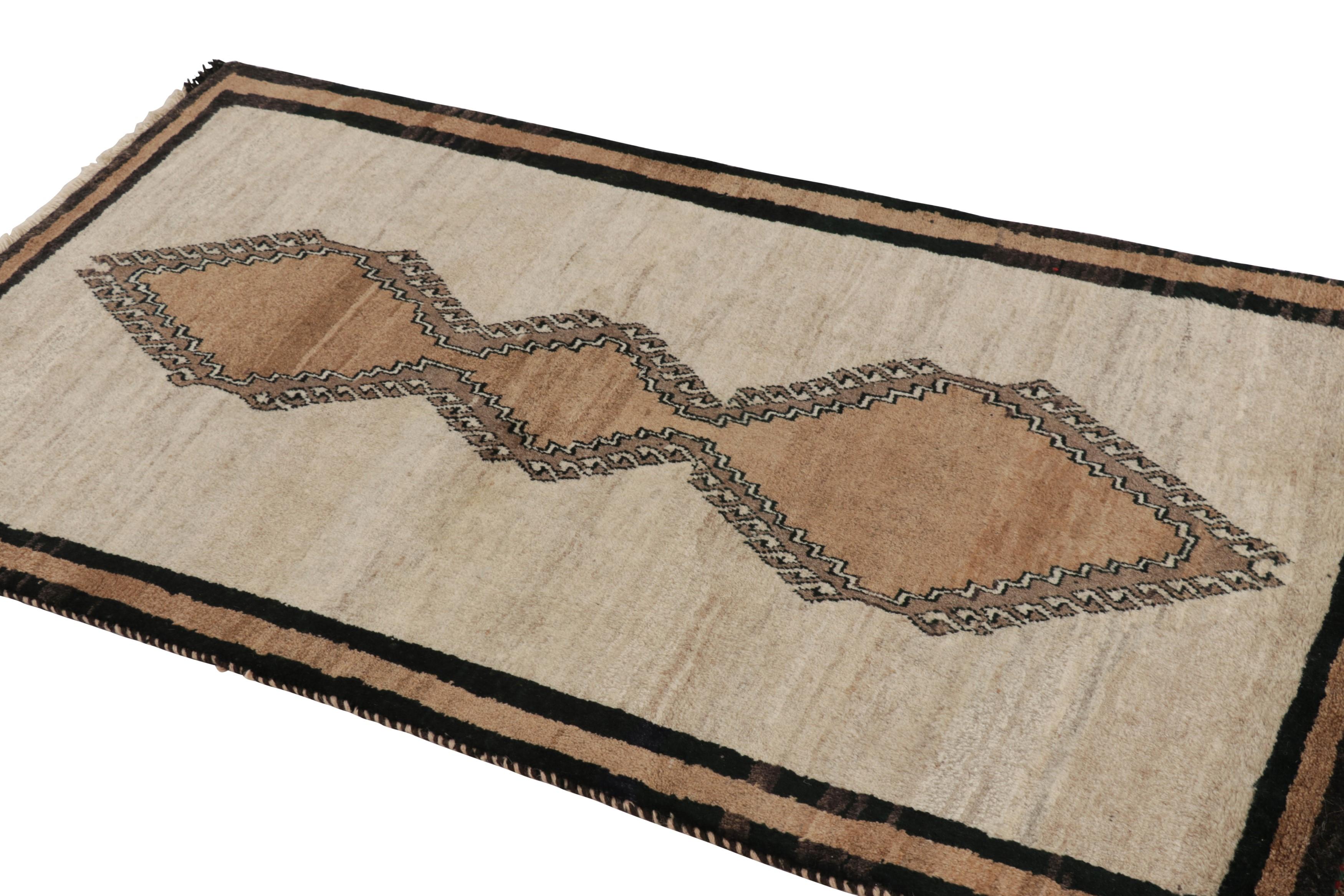 Vintage Gabbeh Persischer Stammes-Teppich, Beige-Braun Diamant-Medaillons - Rug & Kilim im Zustand „Hervorragend“ im Angebot in Long Island City, NY