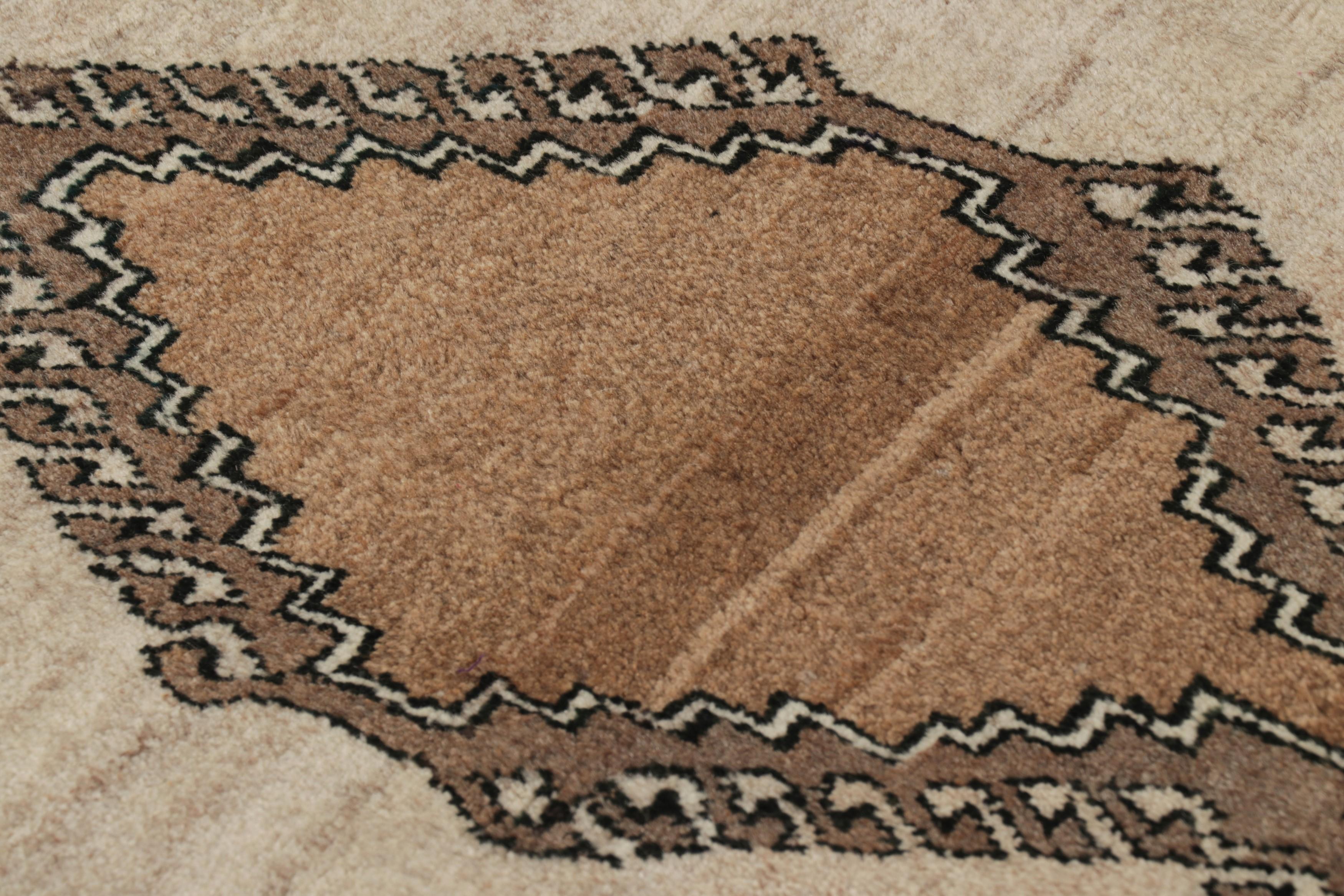 Vintage Gabbeh Persischer Stammes-Teppich, Beige-Braun Diamant-Medaillons - Rug & Kilim (Mitte des 20. Jahrhunderts) im Angebot