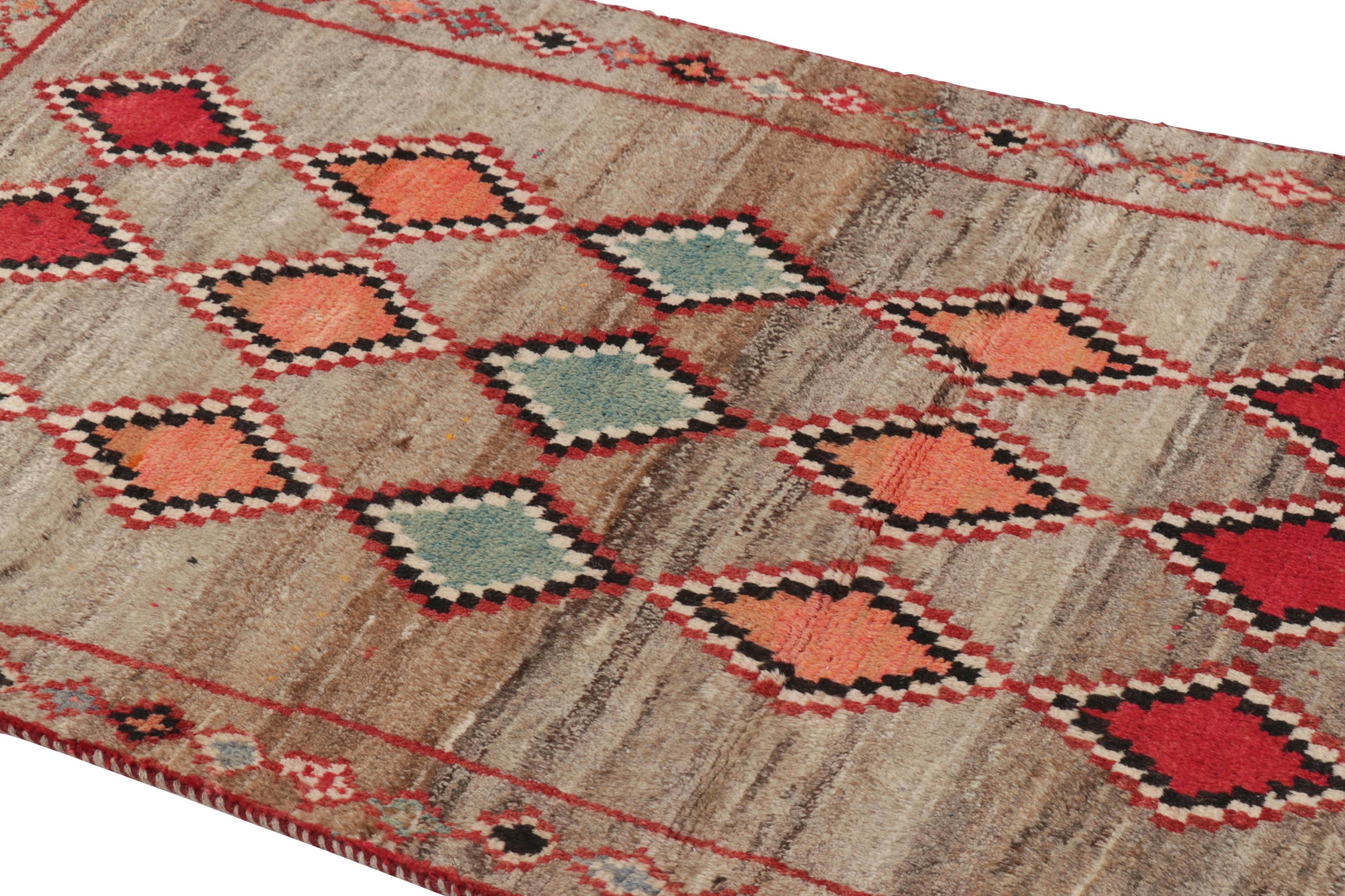 Ce tapis de course persan vintage 3x6 Gabbeh est la dernière grande entrée dans la collection de pièces tribales emblématiques de Rug & Kilim. Noué à la main en laine vers 1950-1960.

Sur le Design : 

Enraciné dans l'esthétique ancestrale du