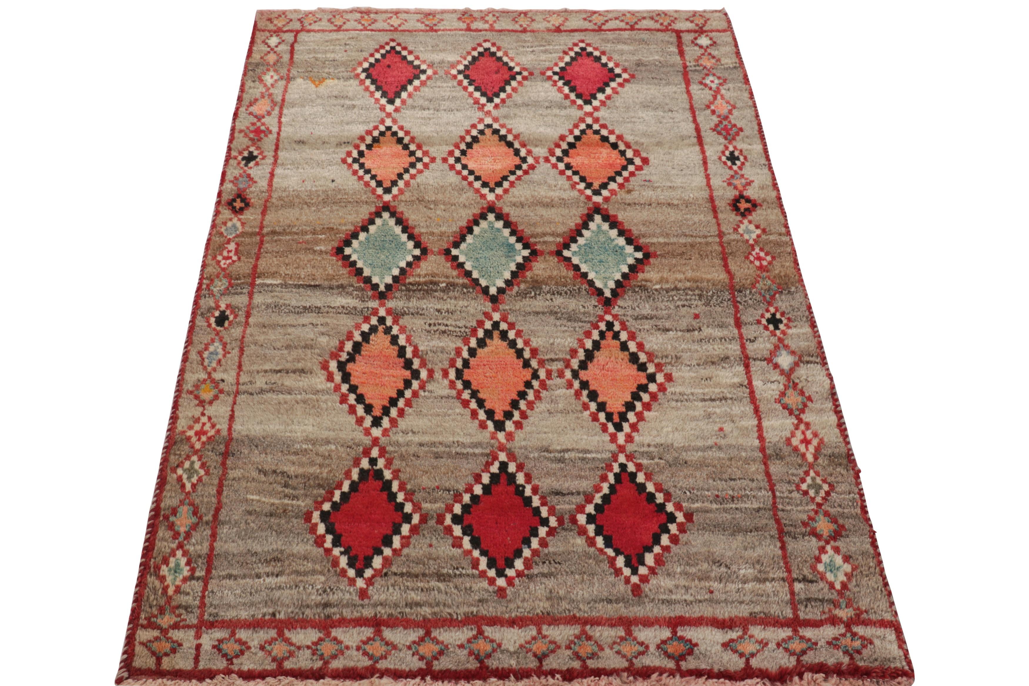 Perse Vintage Gabbeh Persian Tribal Rug, Beige-Gray DIamond Medallions - Rug & Kilim en vente