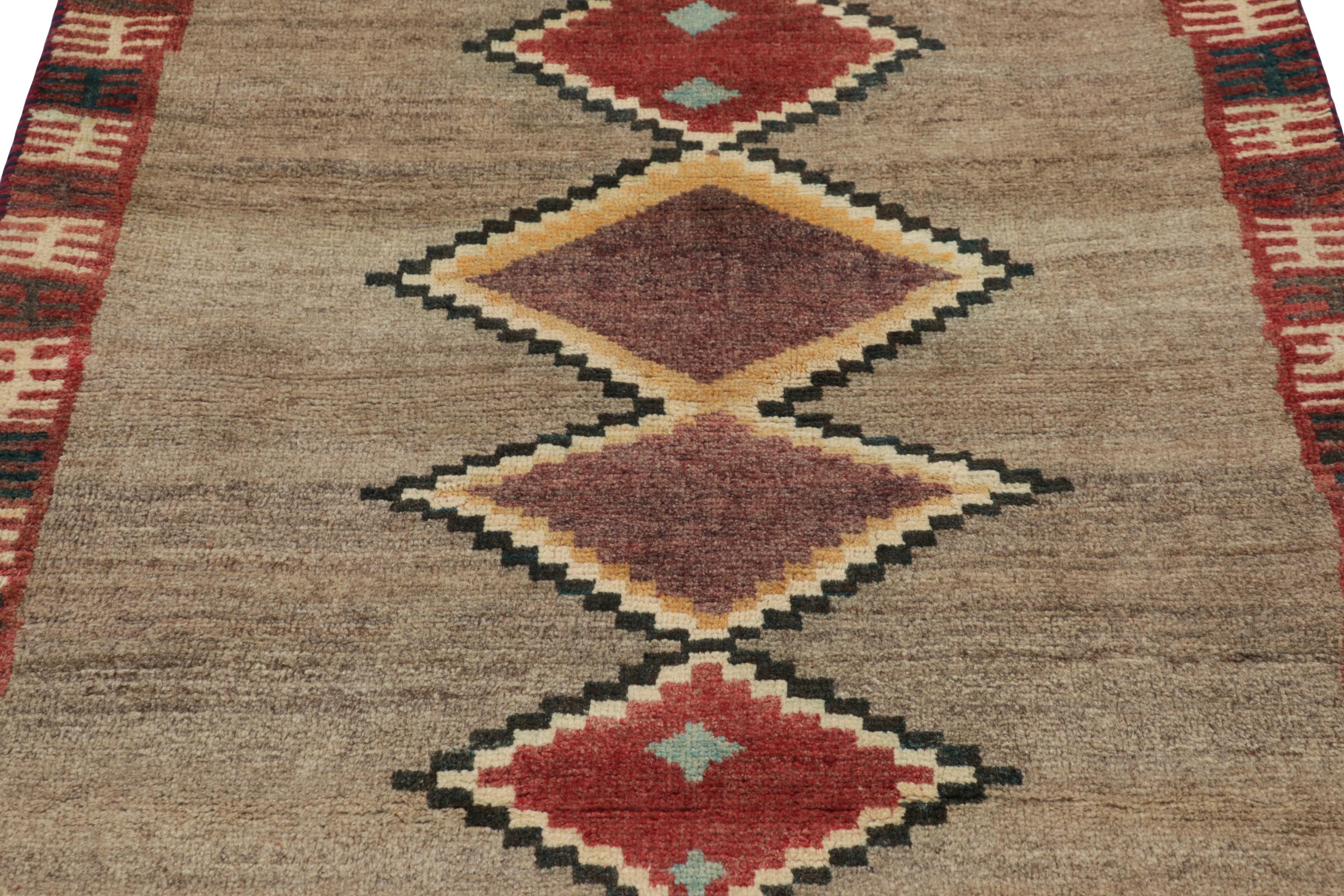 Dieser persische Gabbeh-Teppich (3x4) im Vintage-Stil ist der neueste Zugang zu Rug & Kilims Auswahl an kultigen Stammesstücken. Handgeknüpft aus Wolle, ca. 1950-1960.

Über das Design: 

Dieser auffällige Läufer ist in der altehrwürdigen Ästhetik