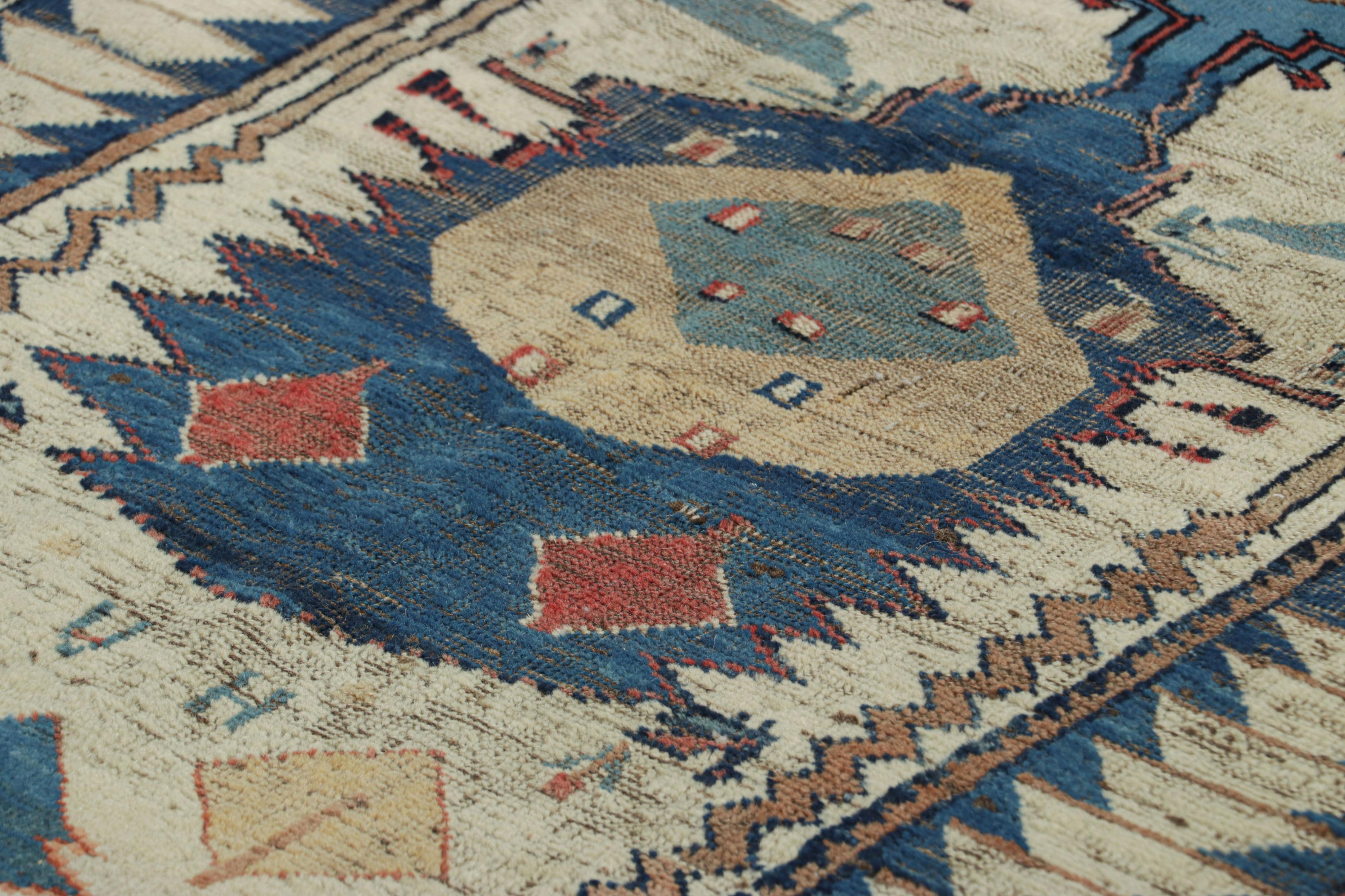 Questo tappeto persiano vintage 3x6 Gabbeh è l'ultima grande novità della collezione di pezzi tribali rari di Rug & Kilim. Annodato a mano in lana verso il 1950-1960.

Sul design: 

Questo tappeto vintage di Gravita è caratterizzato da medaglioni