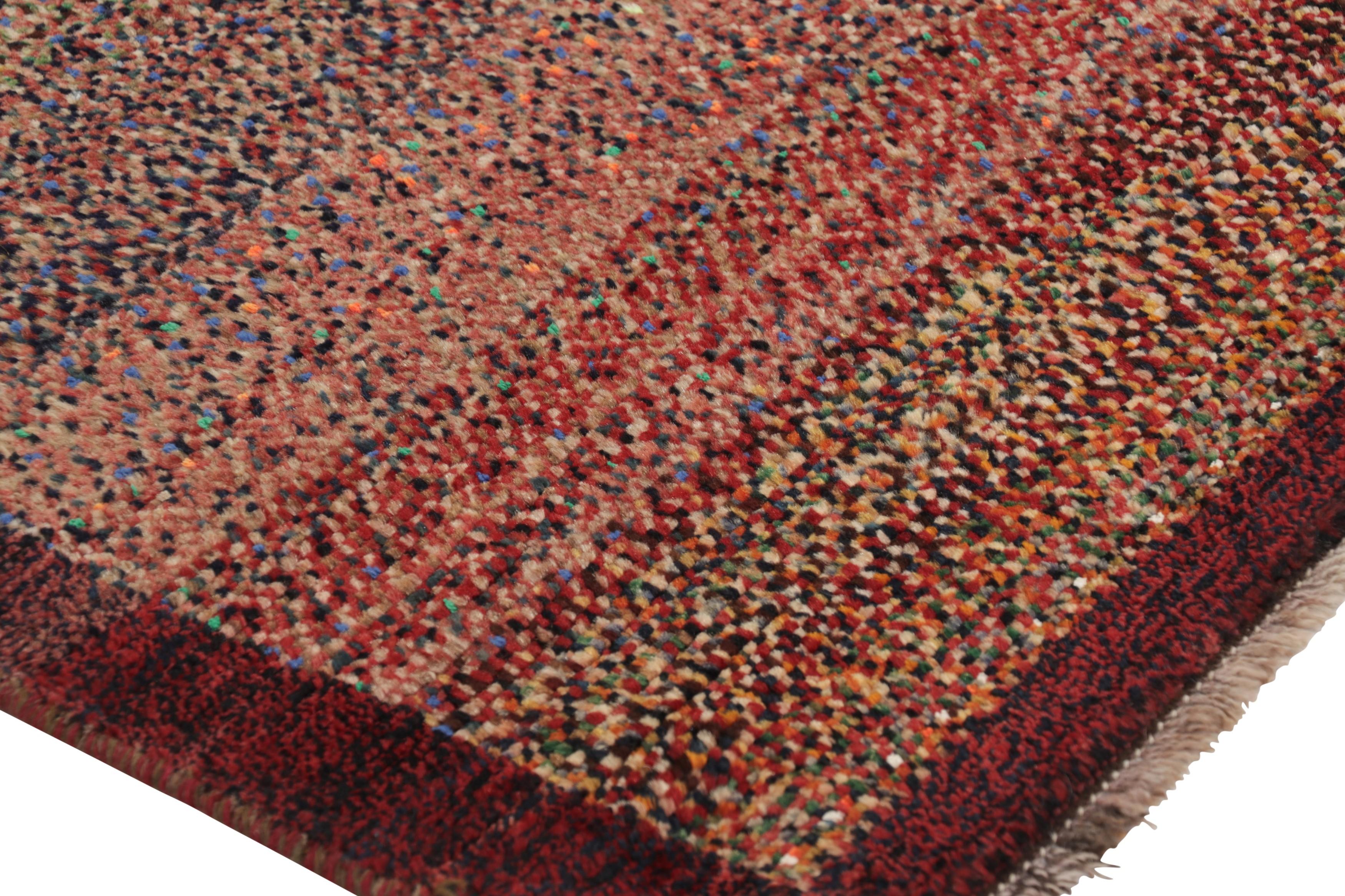Esta alfombra persa Gabbeh vintage de 7x4 es la última gran incorporación a la colección de piezas tribales icónicas de Rug & Kilim. Anudado a mano en lana hacia 1950-1960.

Sobre el diseño: 

Arraigada en la estética consagrada del tejido tribal